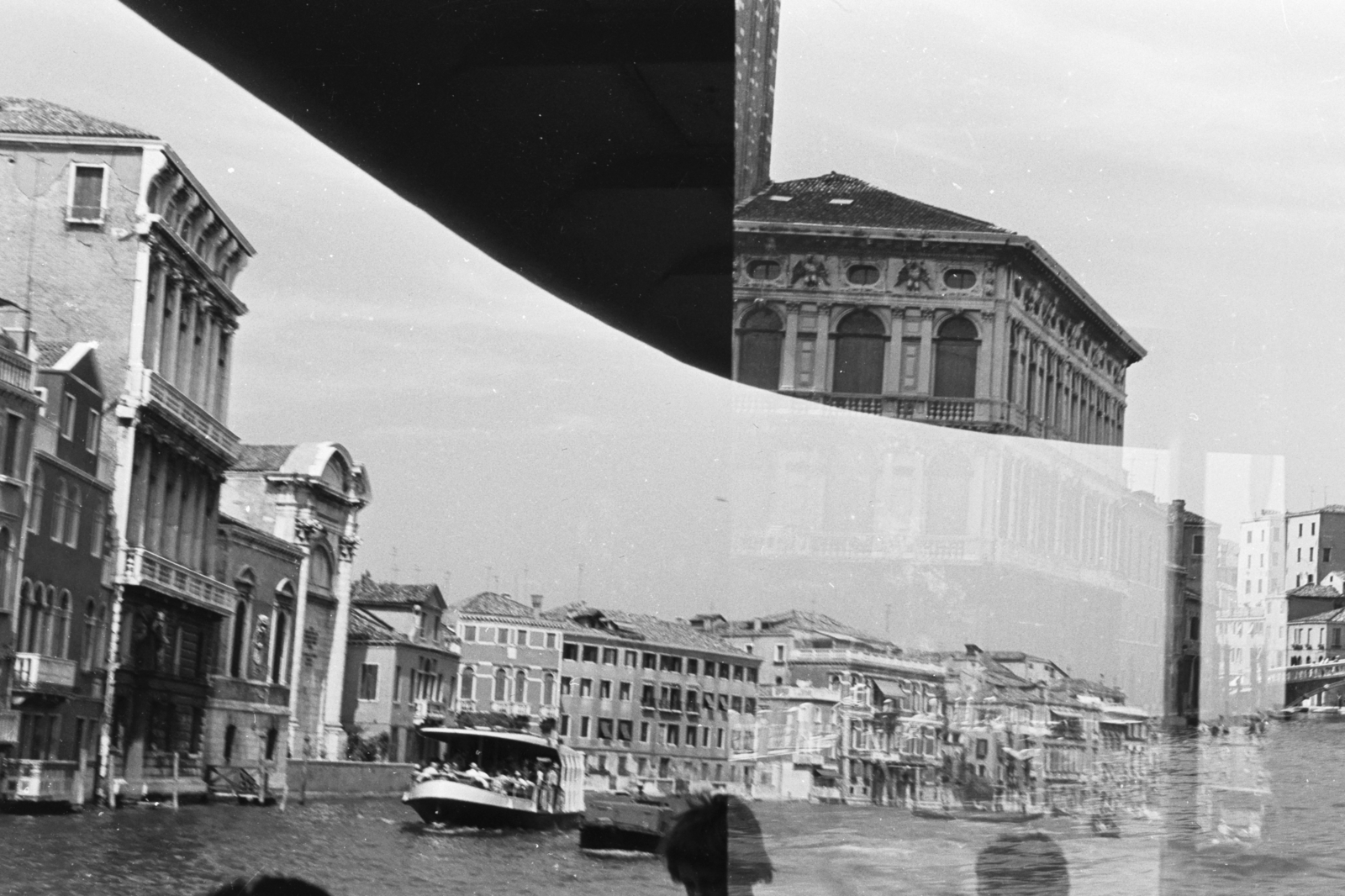 Olaszország, Velence, a kép alsó részén a Canal Grande látható, balra a Canale di Cannaregio torkolatánál a Chiesa di San Geremia. A kép jobb oldali részén a Canale di Cannaregio látható a Canal Grande felől a Ponte delle Guglie felé nézve, középen a Palazzo Labia (rontott kép)., 1963, Chuckyeager tumblr, Fortepan #176156