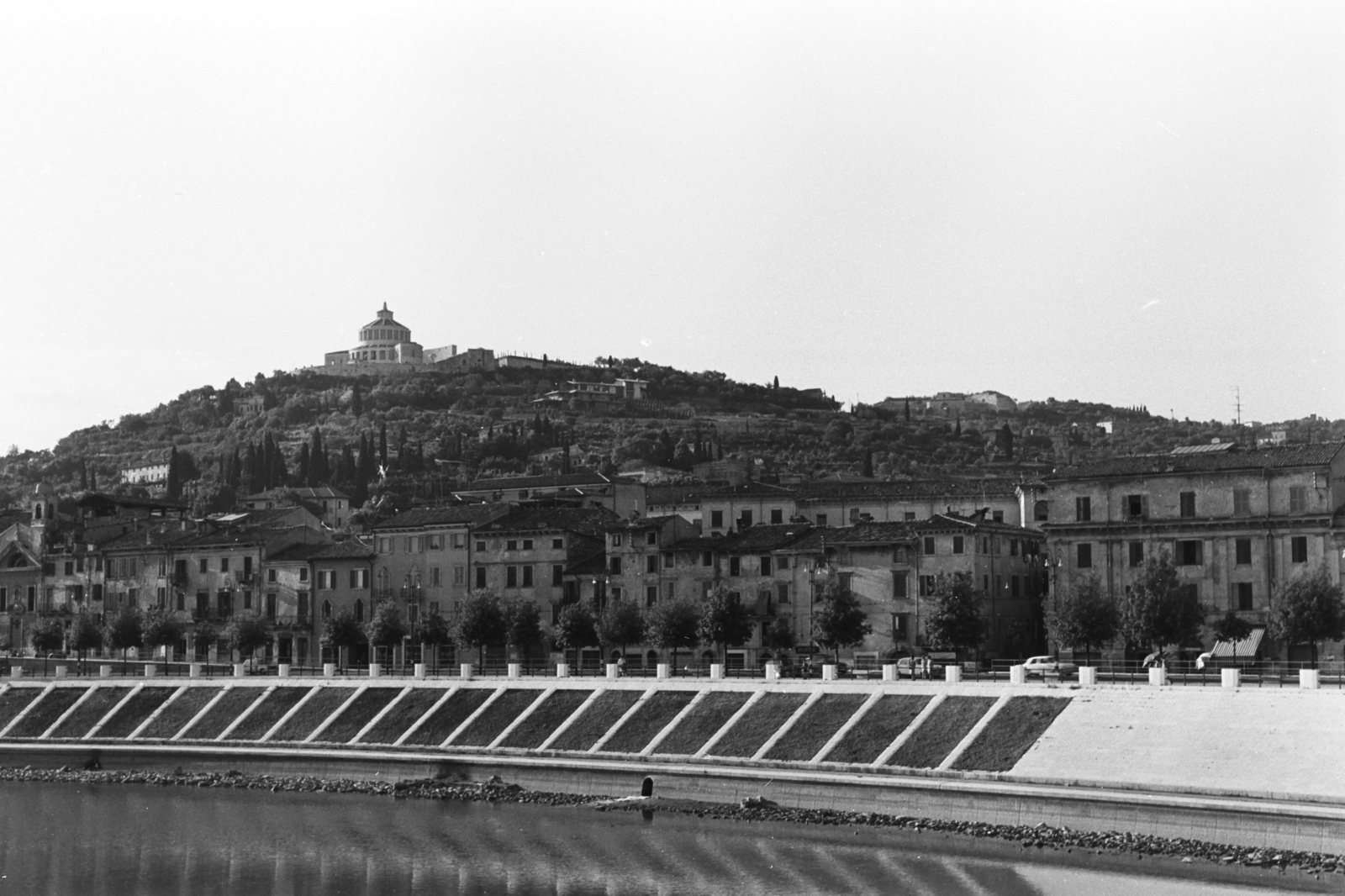 Olaszország, Verona, előtérben az Adige folyó, szemben a dombon a Santuario della Madonna di Lourdes (eredetileg Forte San Leonardo)., 1963, Chuckyeager tumblr, Fortepan #176165