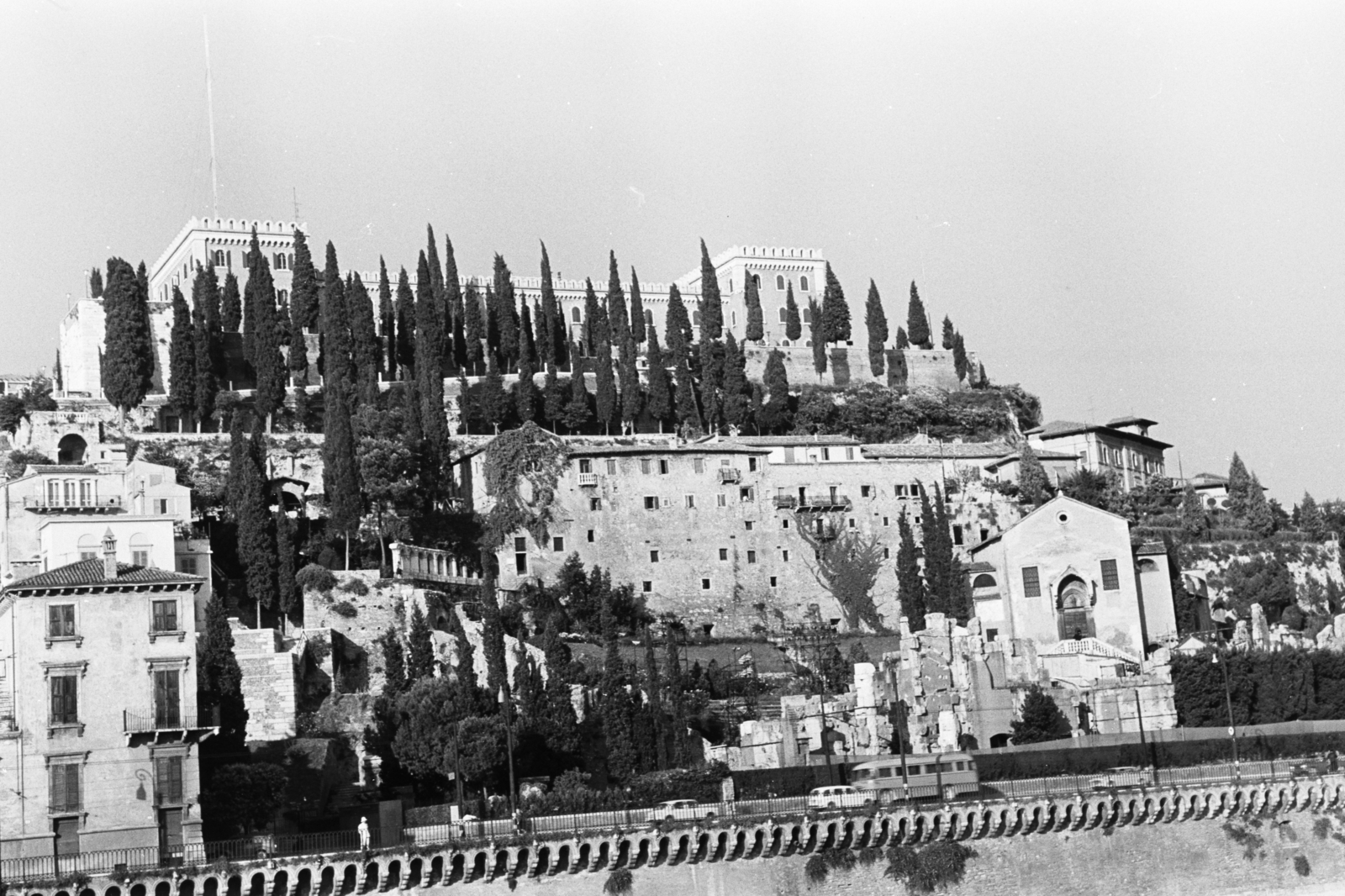 Italy, Verona, a Castel San Pietro az Adige folyó felől nézve., 1963, Chuckyeager tumblr, Fortepan #176166