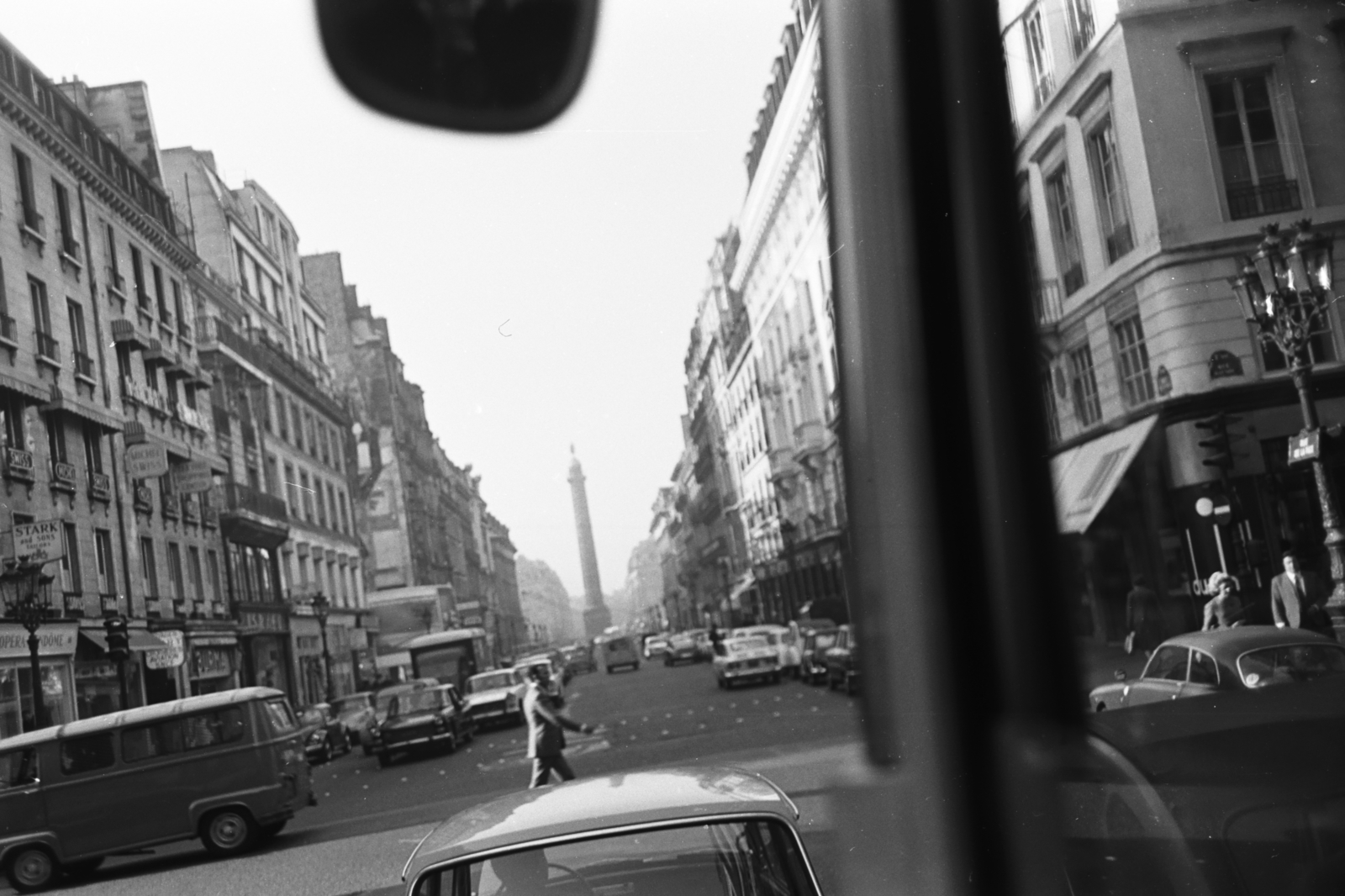 Franciaország, Párizs, a Rue de la Paix a Rue Daunou felől a Vendôme tér és a Vendôme oszlop felé nézve., 1963, Chuckyeager tumblr, Fortepan #176171