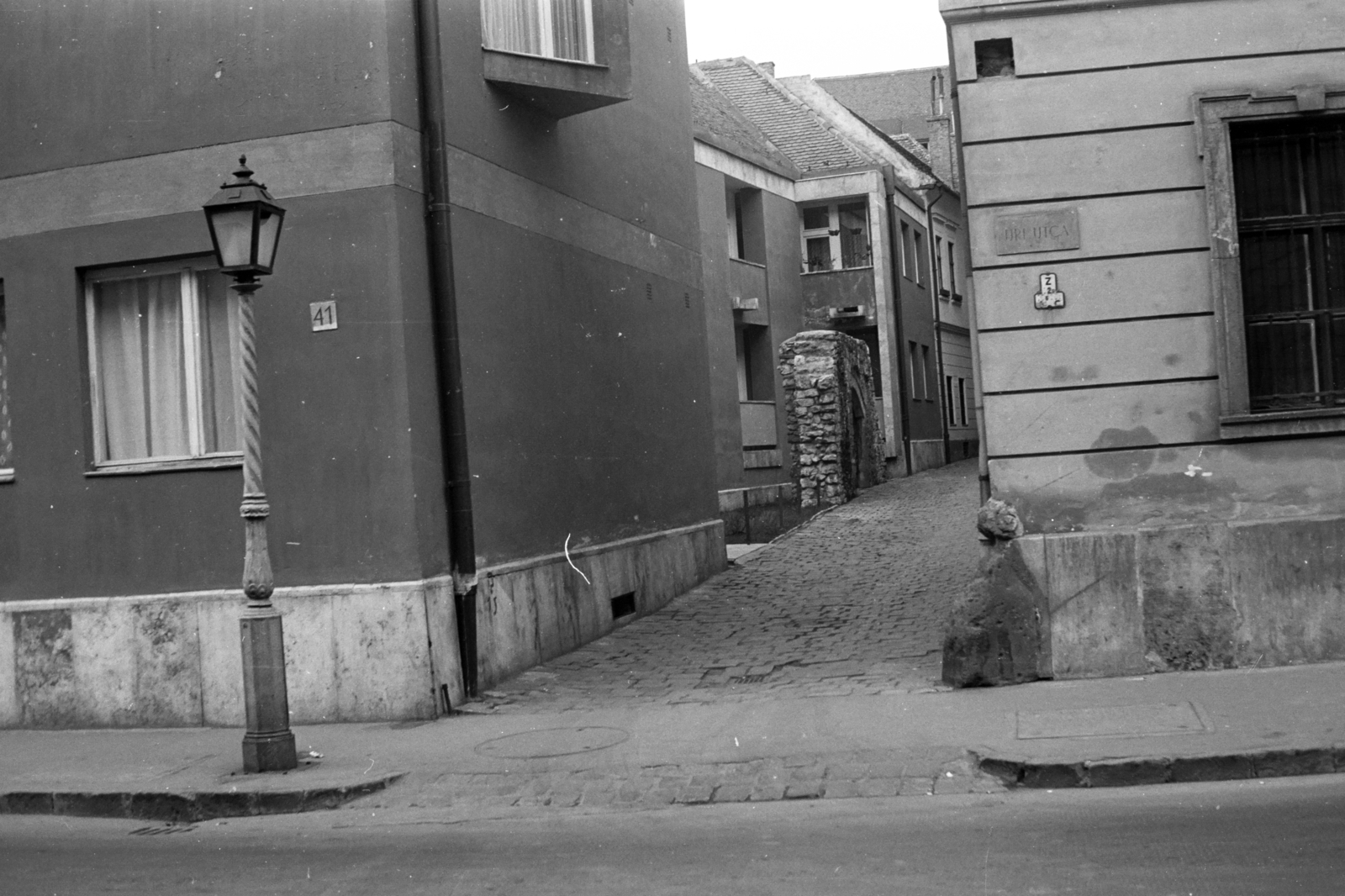 Magyarország, budai Vár, Budapest I., Dárda utca az Úri utcából nézve., középkori falmaradvány a 3-as számú ház előtt., 1972, Chuckyeager tumblr, Budapest, Fortepan #176177