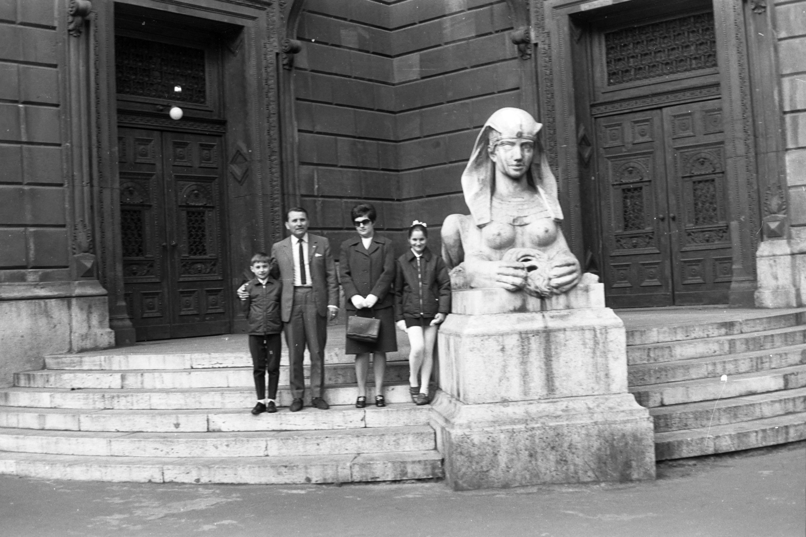 Magyarország, Budapest VI., Andrássy (Népköztársaság útja) út, Magyar Állami Operaház., 1973, Chuckyeager tumblr, szfinx, Budapest, Fortepan #176180