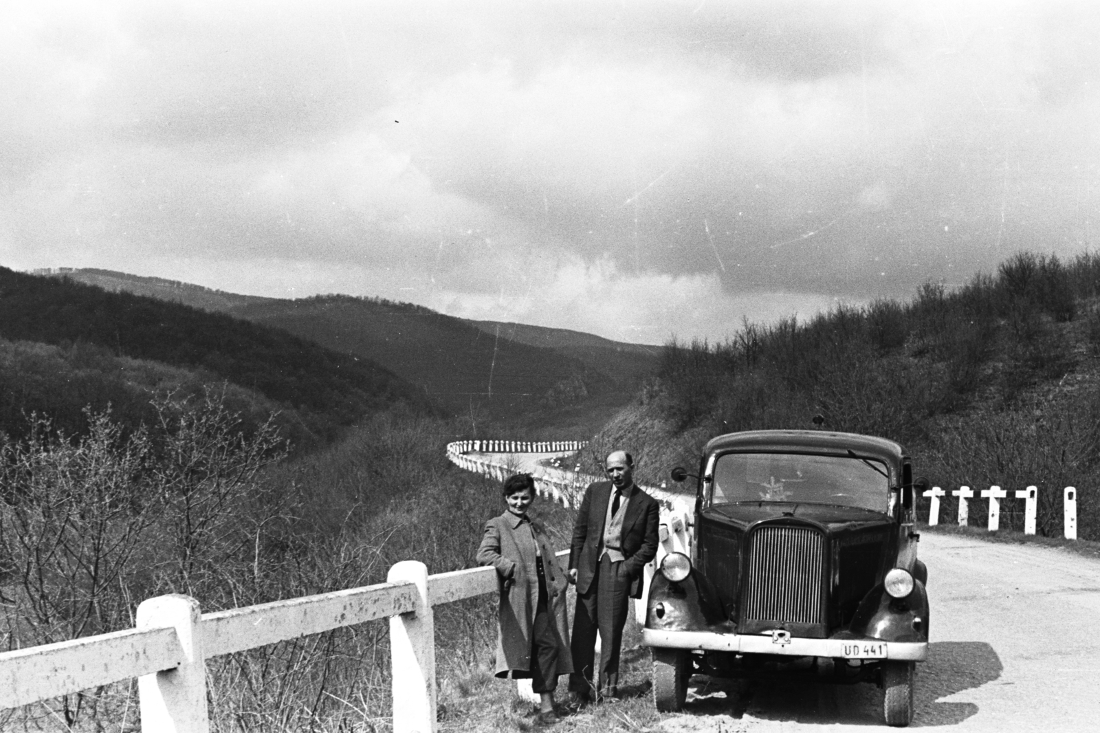 Hungary, a 2505-ös számú út Répáshuta közelében., 1957, Chuckyeager tumblr, gentleman, lady, road railings, Fortepan #176184