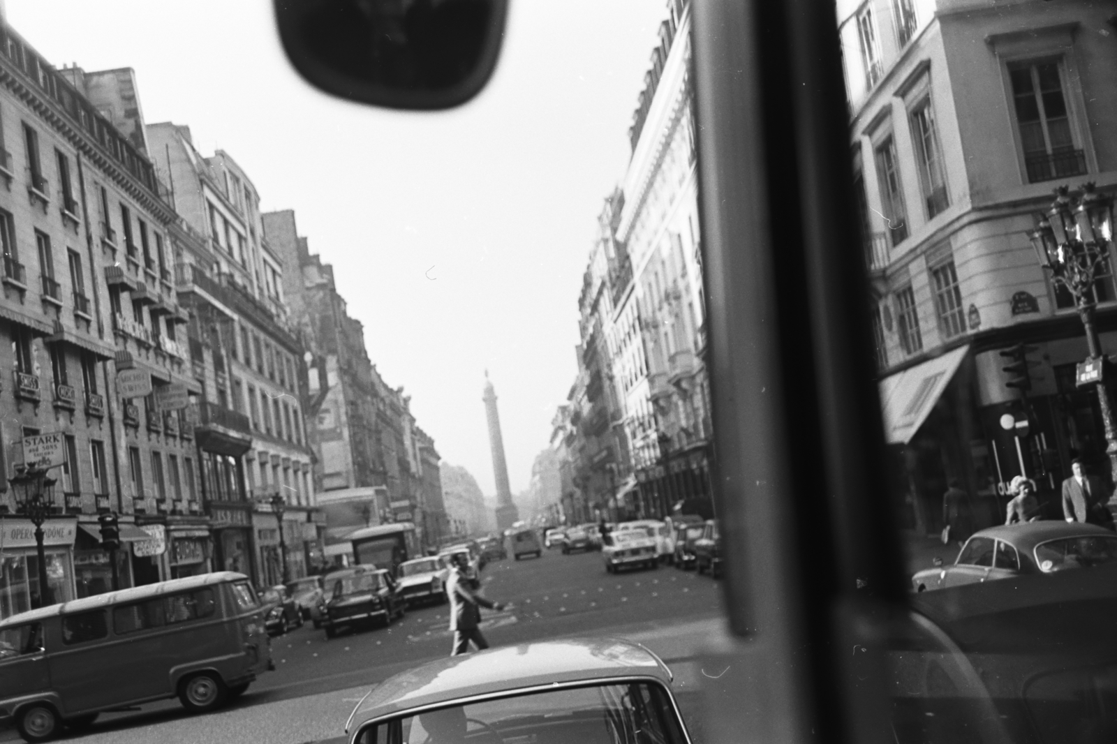 France, Paris, a Rue de la Paix a Rue Daunou felől a Vendôme tér és a Vendôme oszlop felé nézve., 1967, Chuckyeager tumblr, Fortepan #176220