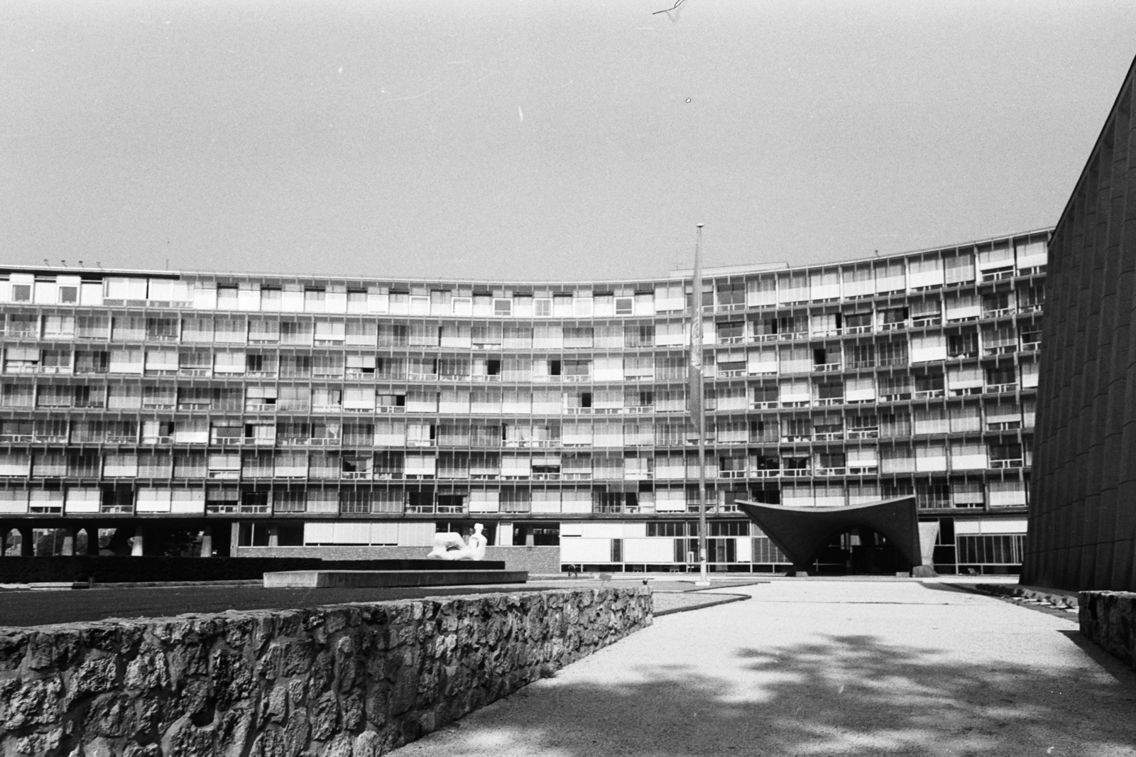 France, Paris, az UNESCO székház (Breuer Marcell, 1958.) az Avenue de Suffren felől., 1967, Chuckyeager tumblr, Fortepan #176237