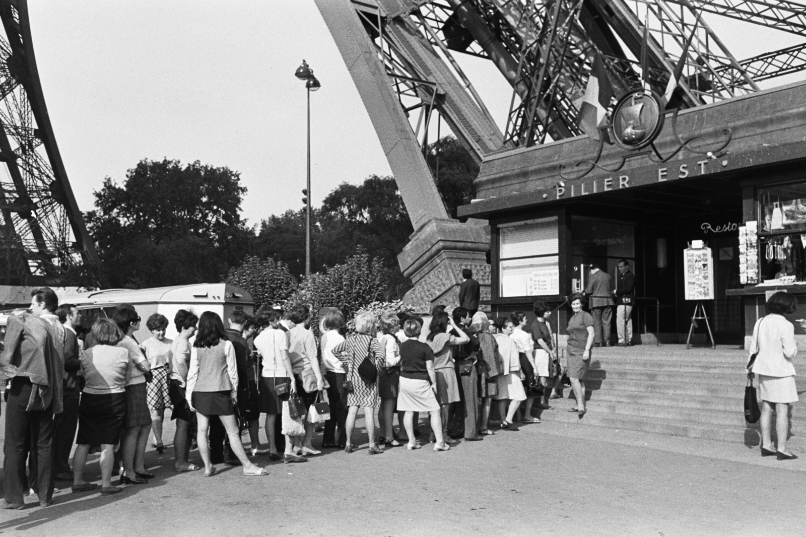 Franciaország, Párizs, Eiffel-torony., 1967, Chuckyeager tumblr, Fortepan #176245