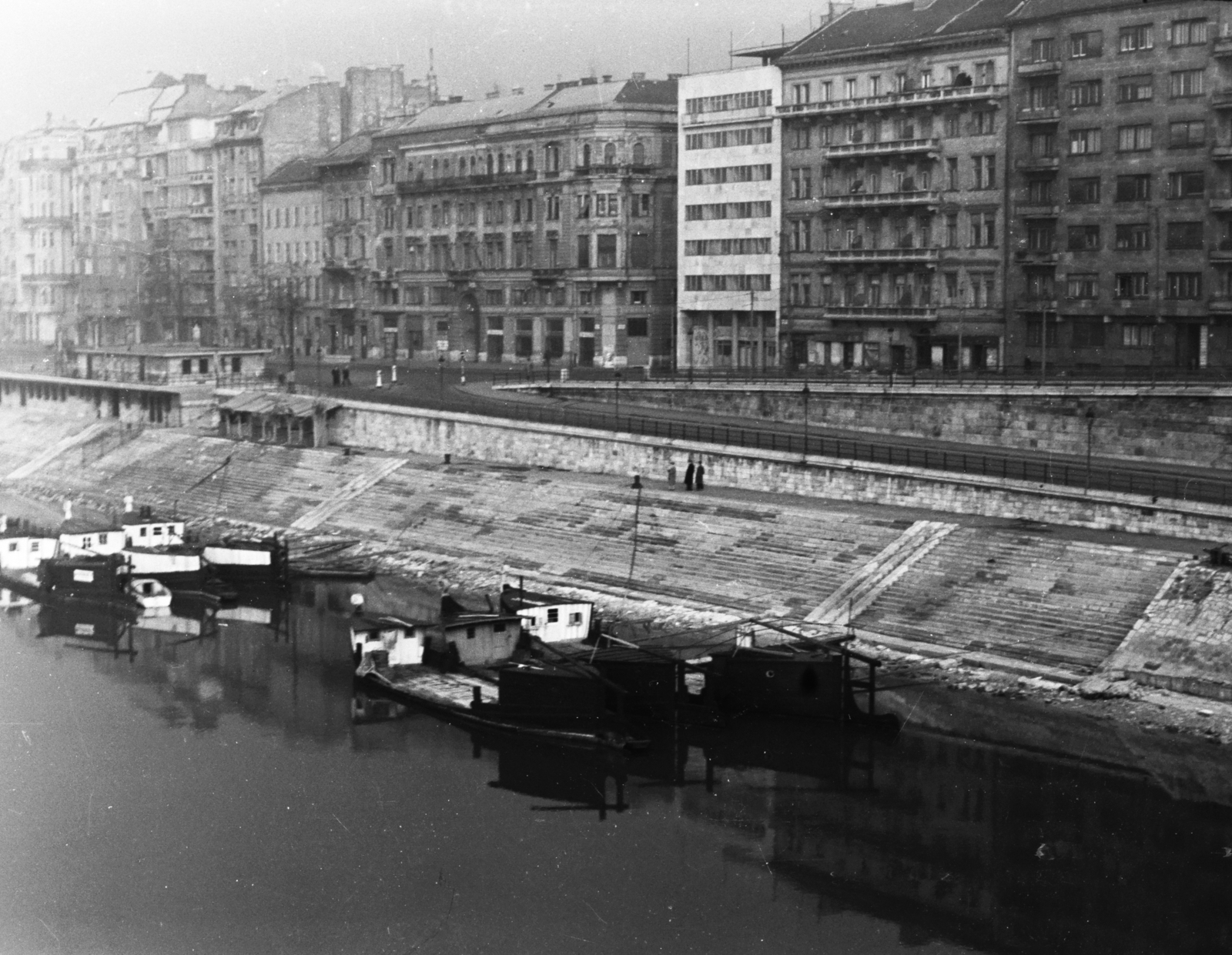 Hungary, Budapest V., a pesti alsó rakpart és a Belgrád rakpart a Szabadság hídról nézve. Előtérben haltároló bárkák a Dunán., 1961, Chuckyeager tumblr, Budapest, building, Danube, wharf, Fortepan #176252