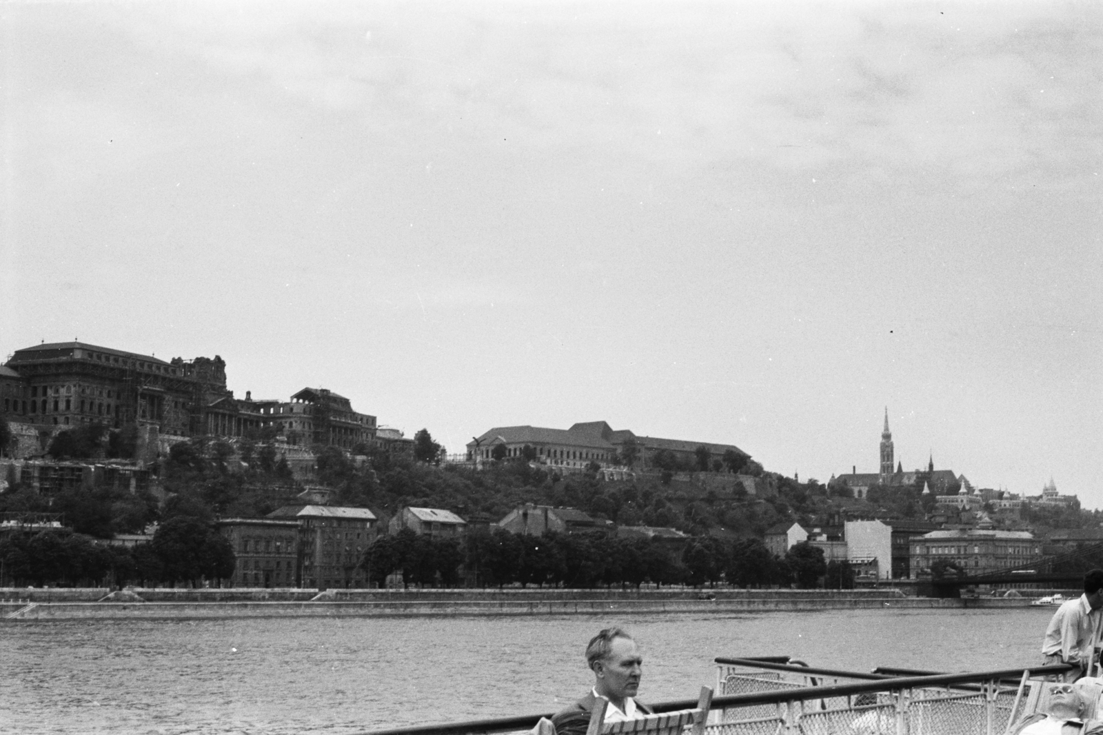 Hungary, Budapest I., a budai Vár a Dunáról nézve. Előtérben a Széchenyi Lánchíd, jobbra fent a Mátyás-templom., 1961, Chuckyeager tumblr, Budapest, picture, Danube, Fortepan #176270