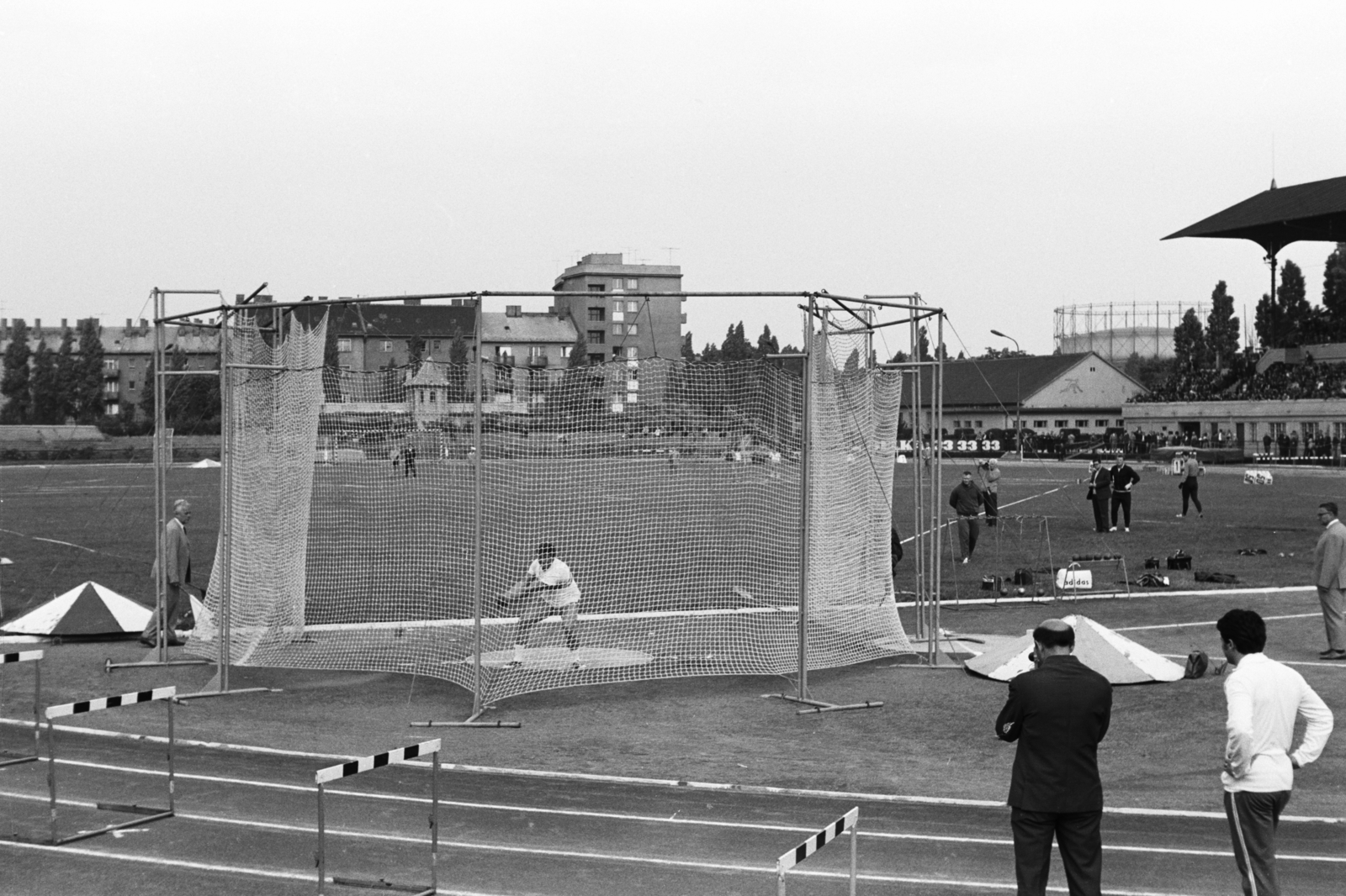 Hungary, Budapest VIII., Sport (Knopp Imre) utca, Előre (korábban BSZKRT, később BKV Előre) pálya a Százados út felé nézve., 1980, Chuckyeager tumblr, athletics, hammer throw, Budapest, Fortepan #176283