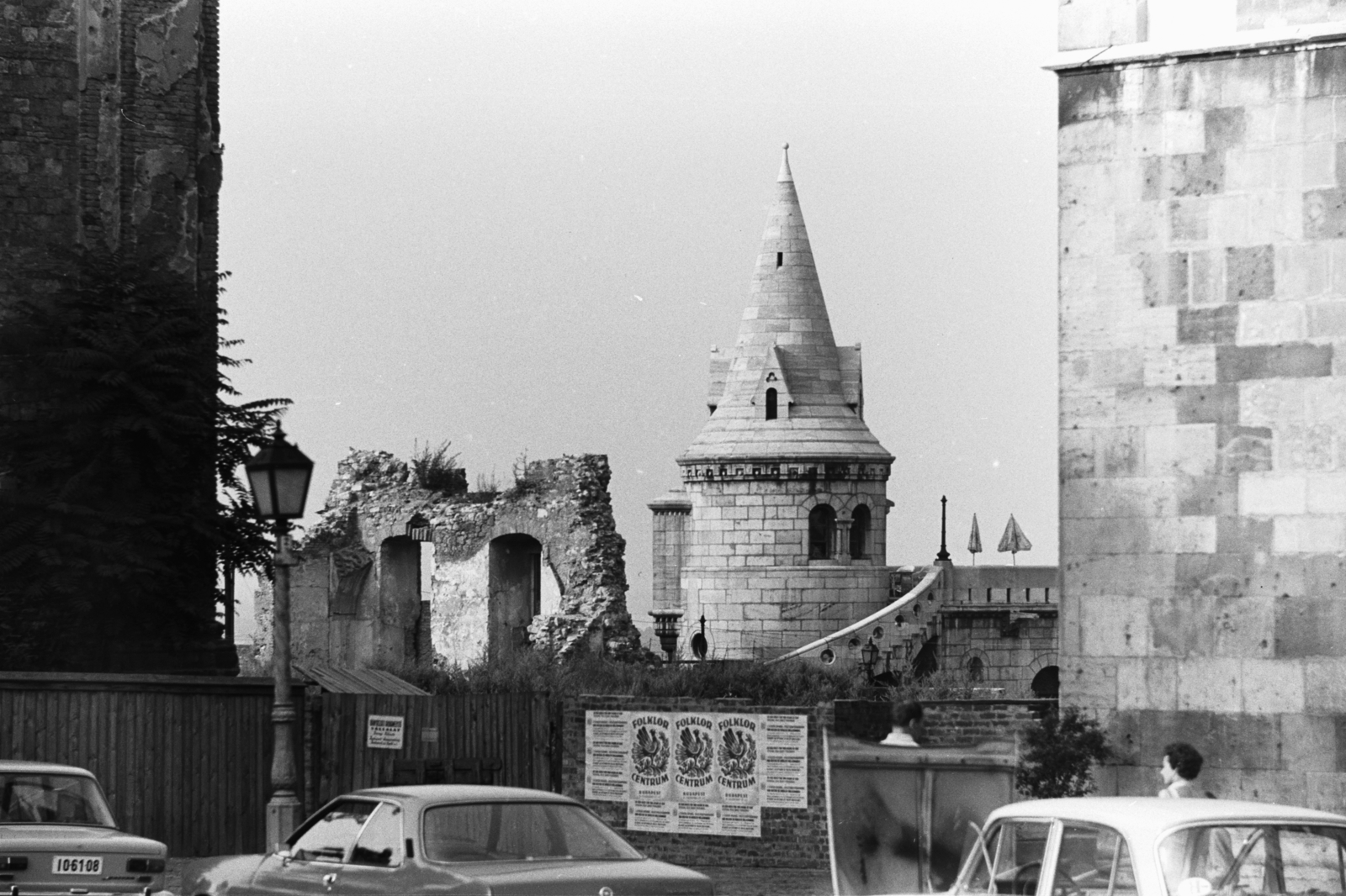 Hungary, Budapest I., Szentháromság tér, a Halászbástya kisebbik északi tornya, balra az egykori jezsuita kollégium, ma a Hilton szálló van a helyén, jobbra a Mátyás templom szentélyi oldalának egyik támfala., 1972, Chuckyeager tumblr, Budapest, Fortepan #176291