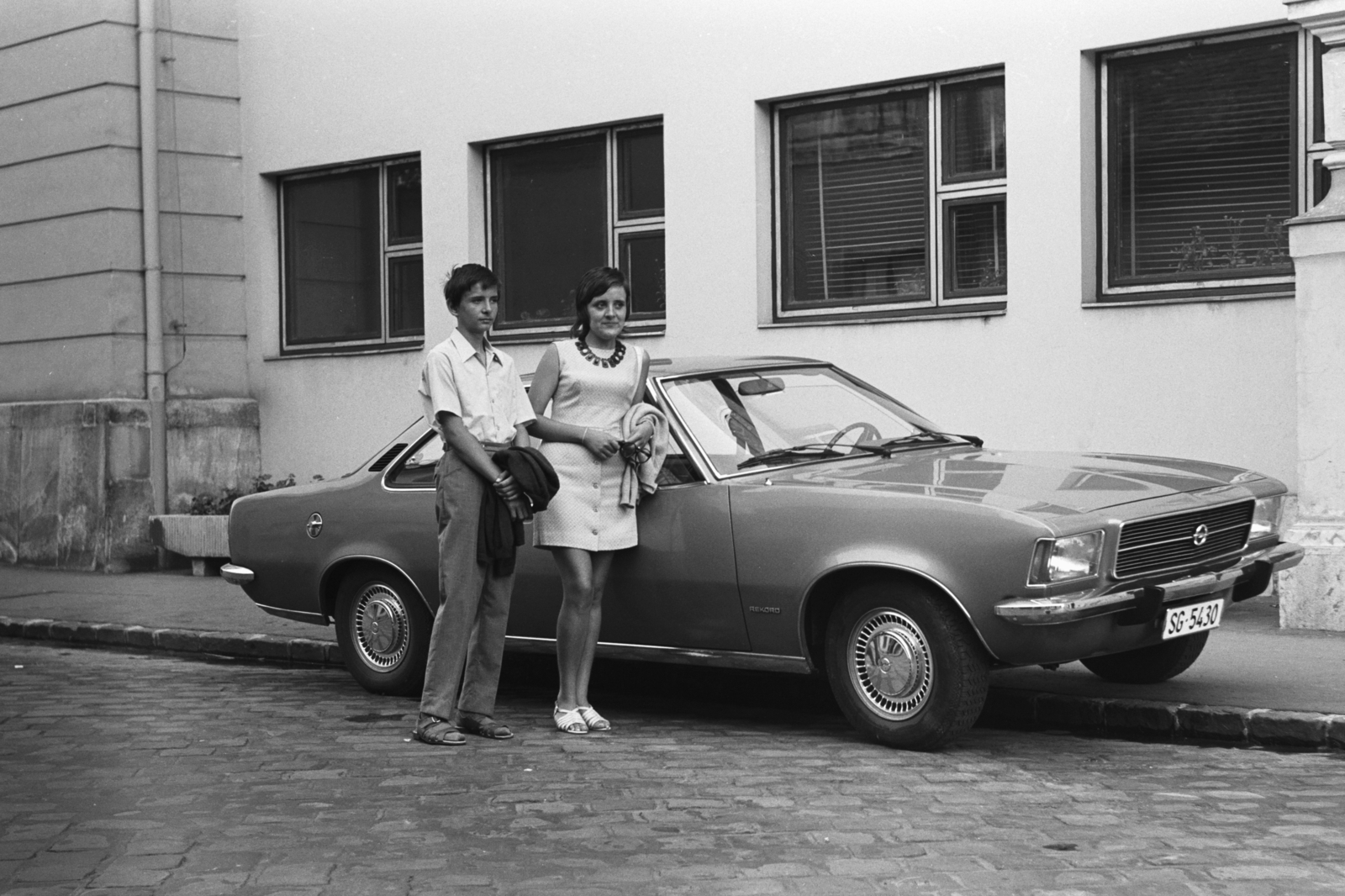 Magyarország, budai Vár, Budapest I., Országház utca, a felvétel a 28. és 30. közötti modern stílusú épületbetoldás előtt készült., 1972, Chuckyeager tumblr, Budapest, Opel-márka, rendszám, Fortepan #176293