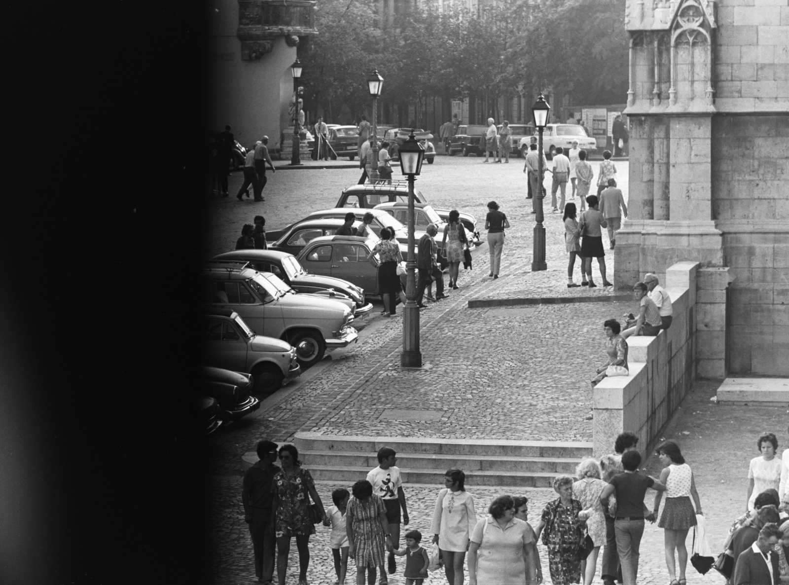 Magyarország, budai Vár, Budapest I., Szentháromság tér, jobbra a Mátyás-templom, szemben a Szentháromság utca., 1972, Chuckyeager tumblr, Budapest, Fortepan #176294
