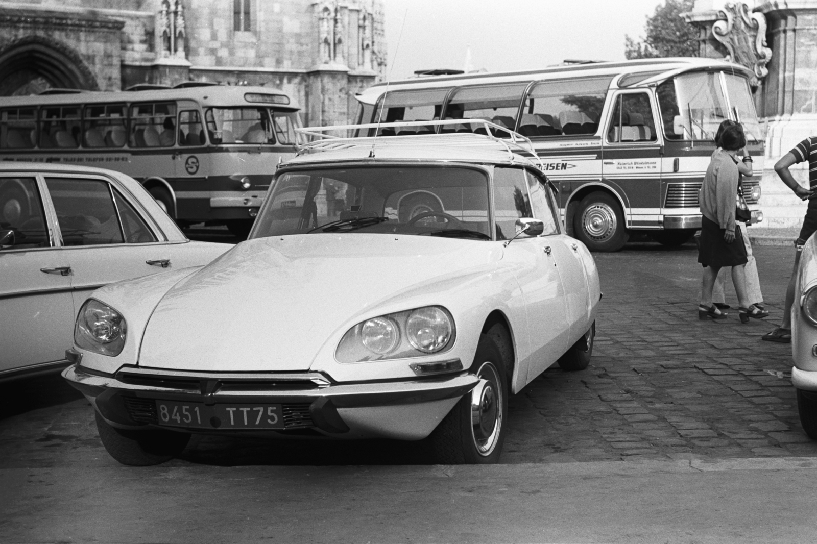 Hungary, Budapest I., Szentháromság tér, háttérben balra a Mátyás-templom főkapuja, jobbra a Szentháromság szobor talapzata., 1972, Chuckyeager tumblr, bus, Citroën-brand, LAZ-brand, Budapest, Fortepan #176295