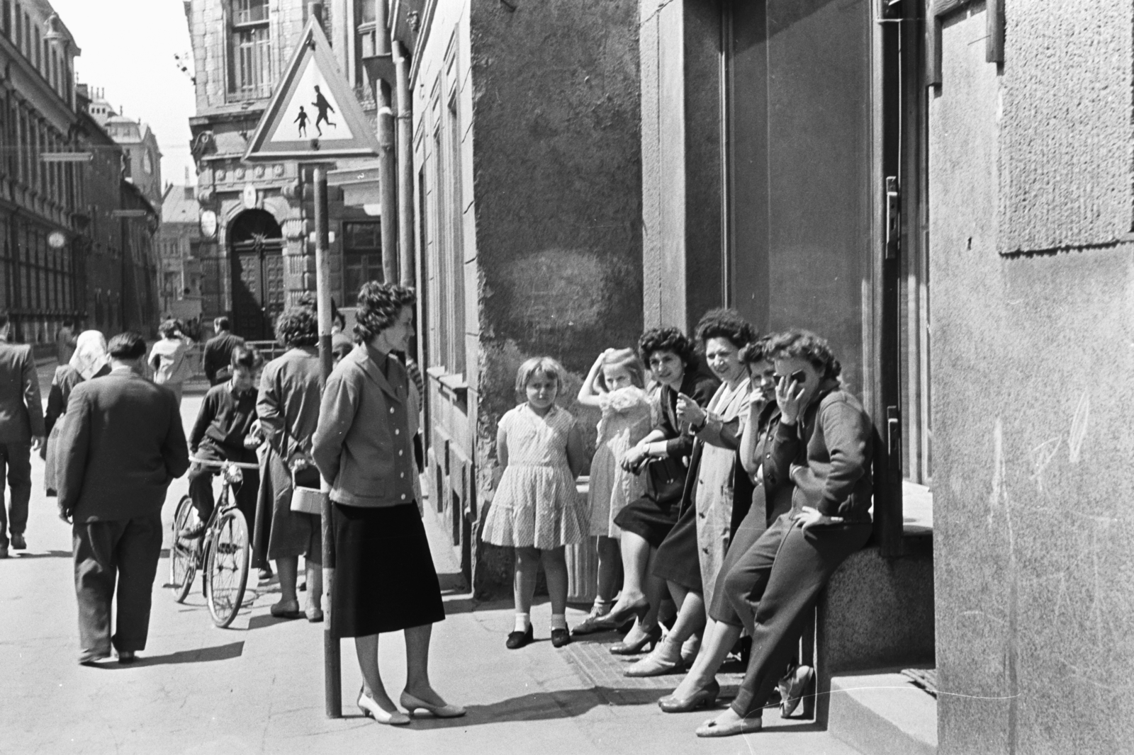 Slovakia, Košice, ulica Pri Miklušovej väznici, szemben az Univerzitna ulica, jobbra a Kováčska ulica., 1960, Chuckyeager tumblr, tableau, sitting, women, Fortepan #176321