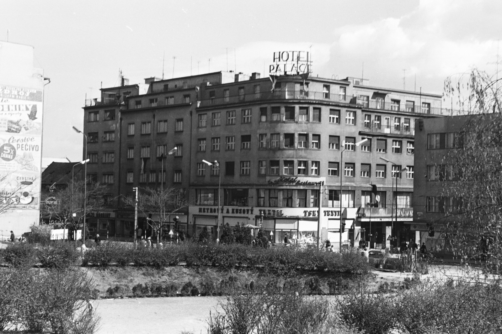 Slovakia, Bratislava, Drevená ulica, szemben a Palace hotel., 1960, Chuckyeager tumblr, hotel, Fortepan #176335