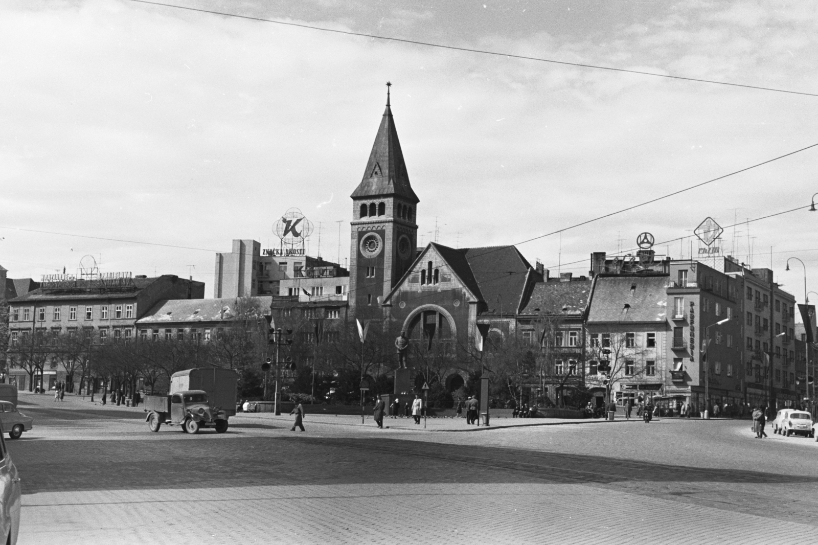 Slovakia, Bratislava, námestie Slovenského národného povstania (egykor Vásár tér, ekkor Sztálin tér), szemben a református templom., 1960, Chuckyeager tumblr, street view, Fortepan #176337