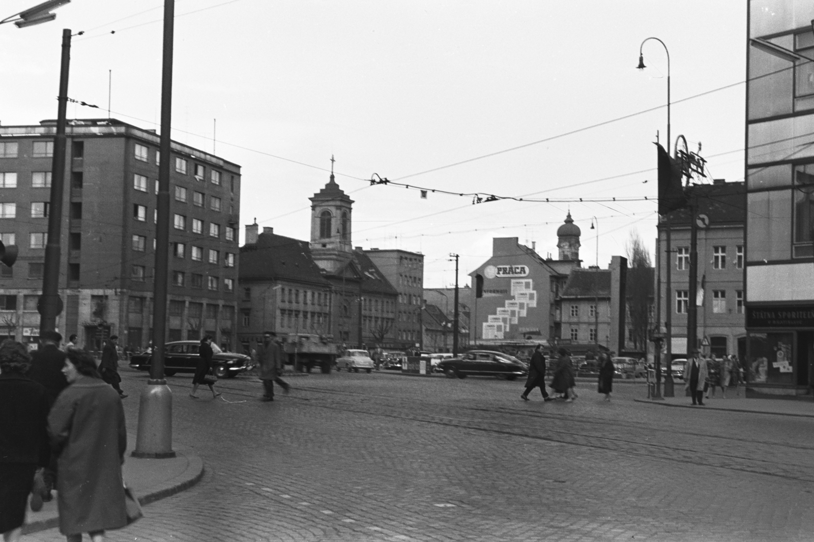 Szlovákia, Pozsony, szemben a Kórház utca a Kórház templommal, jobbra az Erzsébet apácák templomának kupolája., 1960, Chuckyeager tumblr, reklám, tűzfal, Fortepan #176338