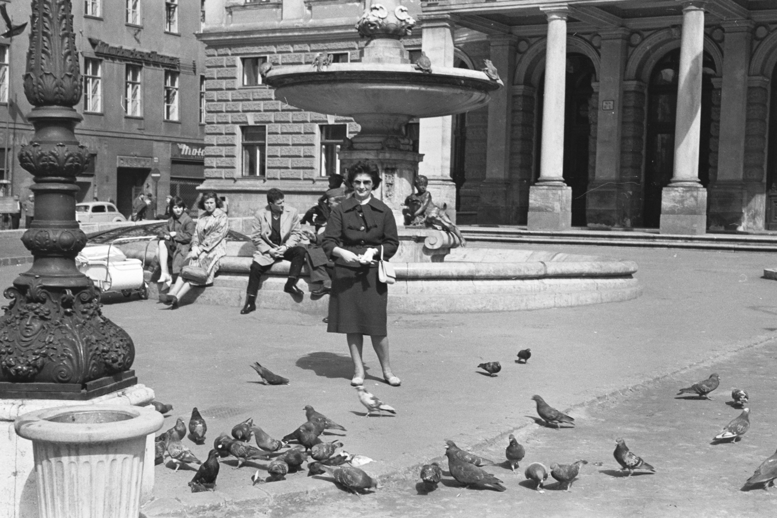 Slovakia, Bratislava, Hviezdoslavovo námestie, Ganümédesz-kút a Nemzeti Színház előtt., 1960, Chuckyeager tumblr, Fountain, feeding, dove, Fortepan #176339