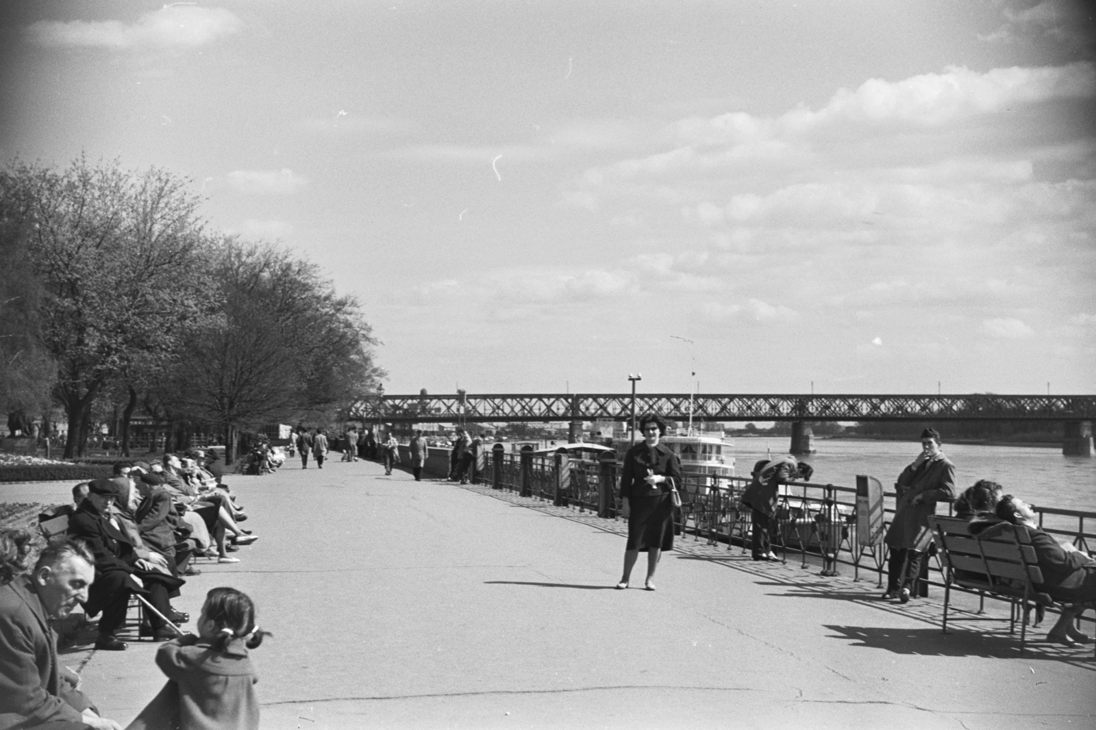 Szlovákia, Pozsony, az Öreg híd (ekkor Vörös Hadsereg híd)., 1960, Chuckyeager tumblr, pad, pihenőhely, Fortepan #176340