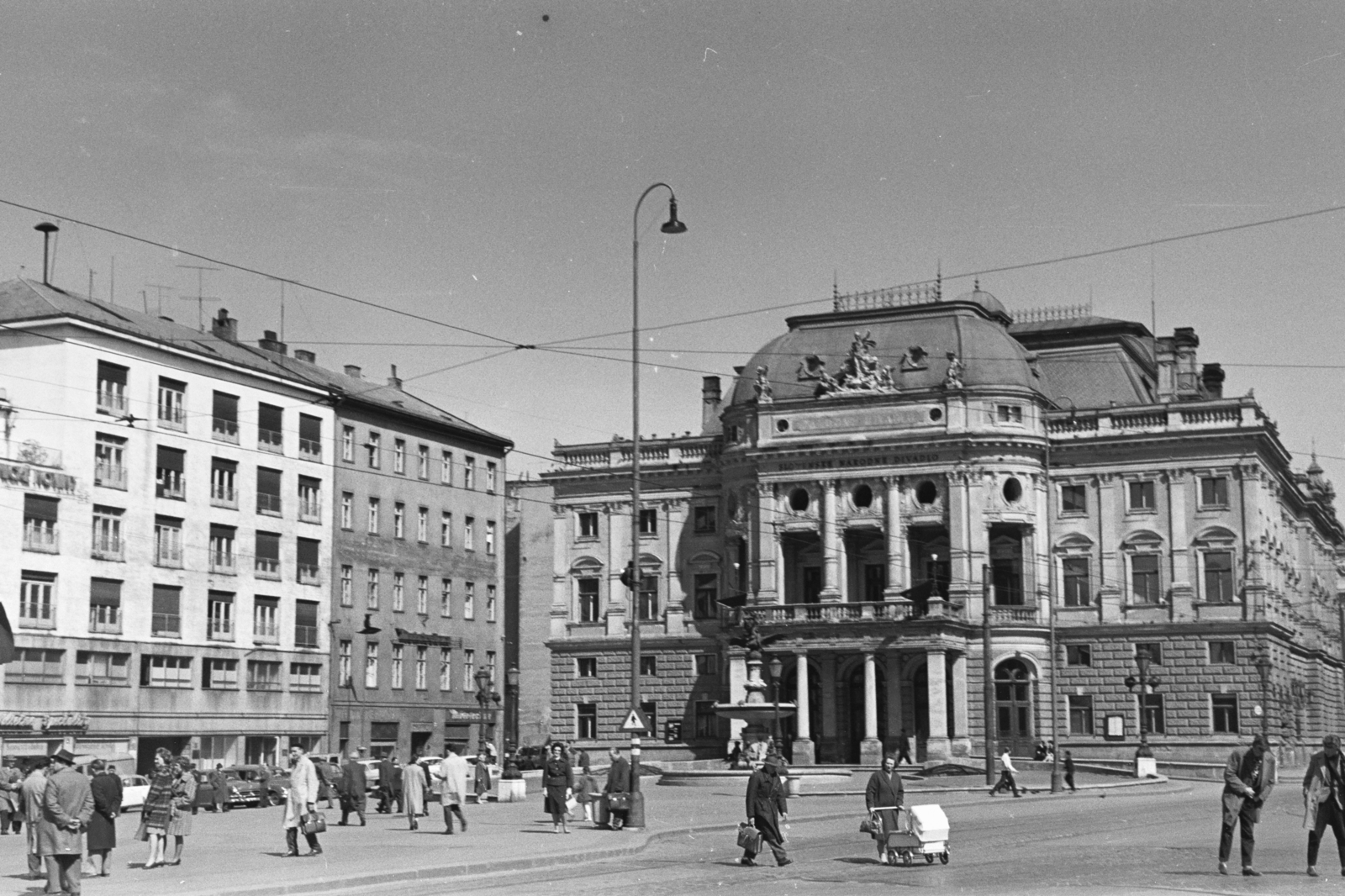 Slovakia, Bratislava, Hviezdoslavovo námestie, Nemzeti Színház, előtte a Ganümédesz-kút., 1960, Chuckyeager tumblr, pedestrian, baby carriage, public building, Fortepan #176341