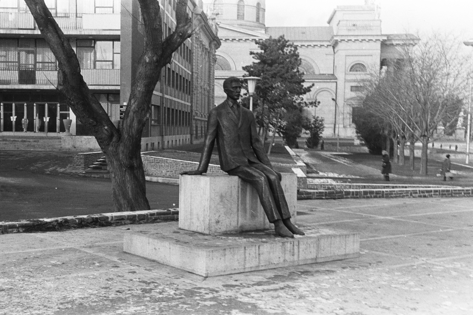 Hungary, Eger, Hatvani kapu (Gárdonyi) tér Gárdonyi Géza szobra (Somogyi Árpád, 1965.), háttérben a Főszékesegyház., 1966, Chuckyeager tumblr, Fortepan #176344