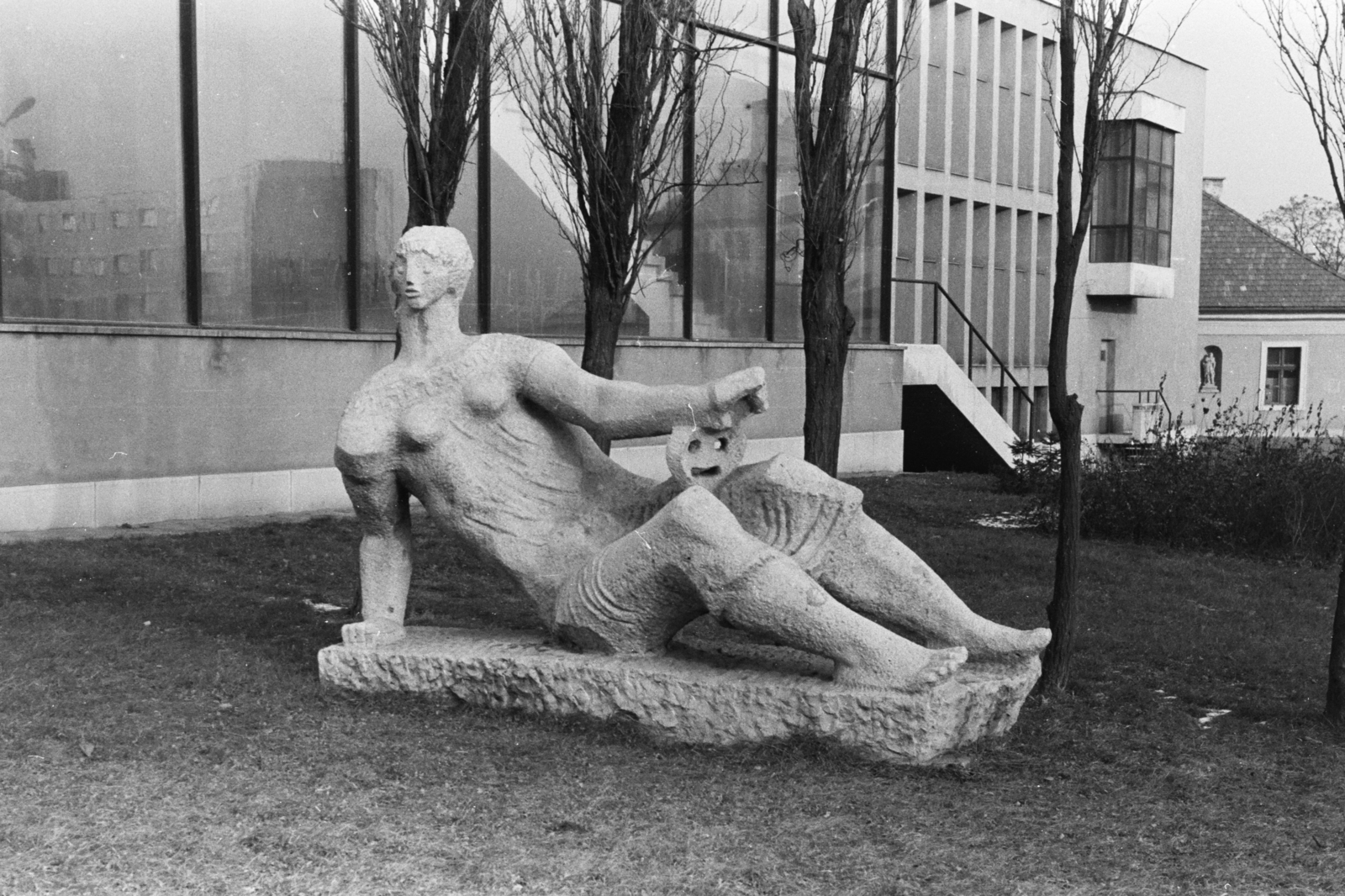 Hungary, Eger, Klapka György utca, a Gárdonyi Géza Színház oldalbejárata. Előtérben Kerényi Jenő szobrászművész alkotása, Thália (1965). Háttérben az Orlandini-ház., 1966, Chuckyeager tumblr, sculpture, Fortepan #176345