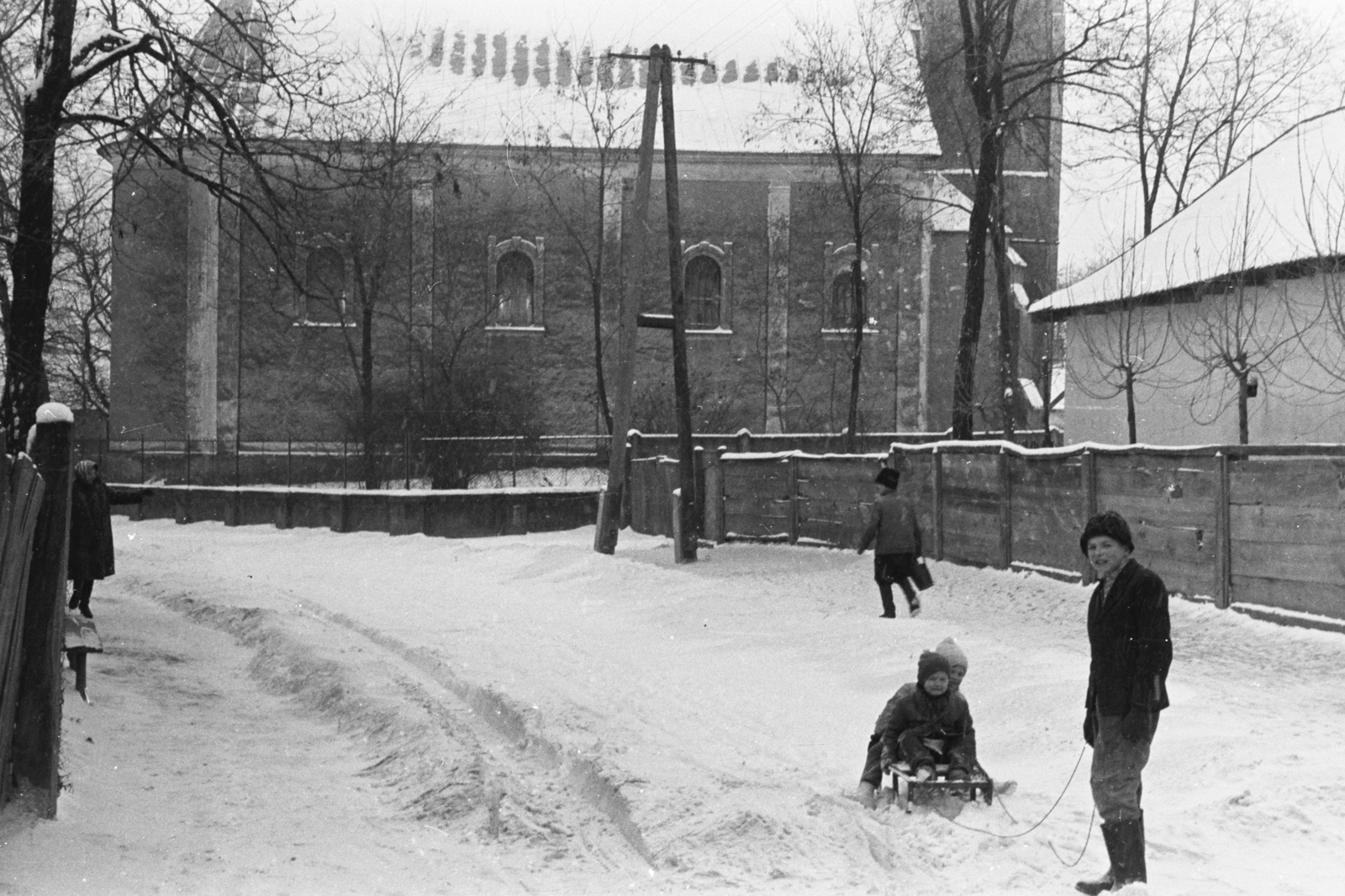 1952, Chuckyeager tumblr, tél, templom, hó, szánkó, kerítés, Haidekker-márka, Fortepan #176349