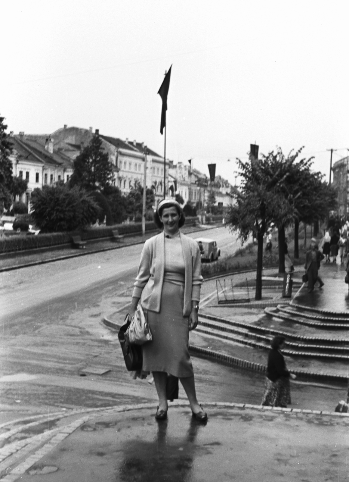 Slovakia, Prešov, Fő utca, a felvétel az egykori Városháza (később Bormúzeum) átjárójánál készült, háttérben a Szent Miklós-székesegyház., 1961, Chuckyeager tumblr, Czechoslovakia, Fortepan #176367