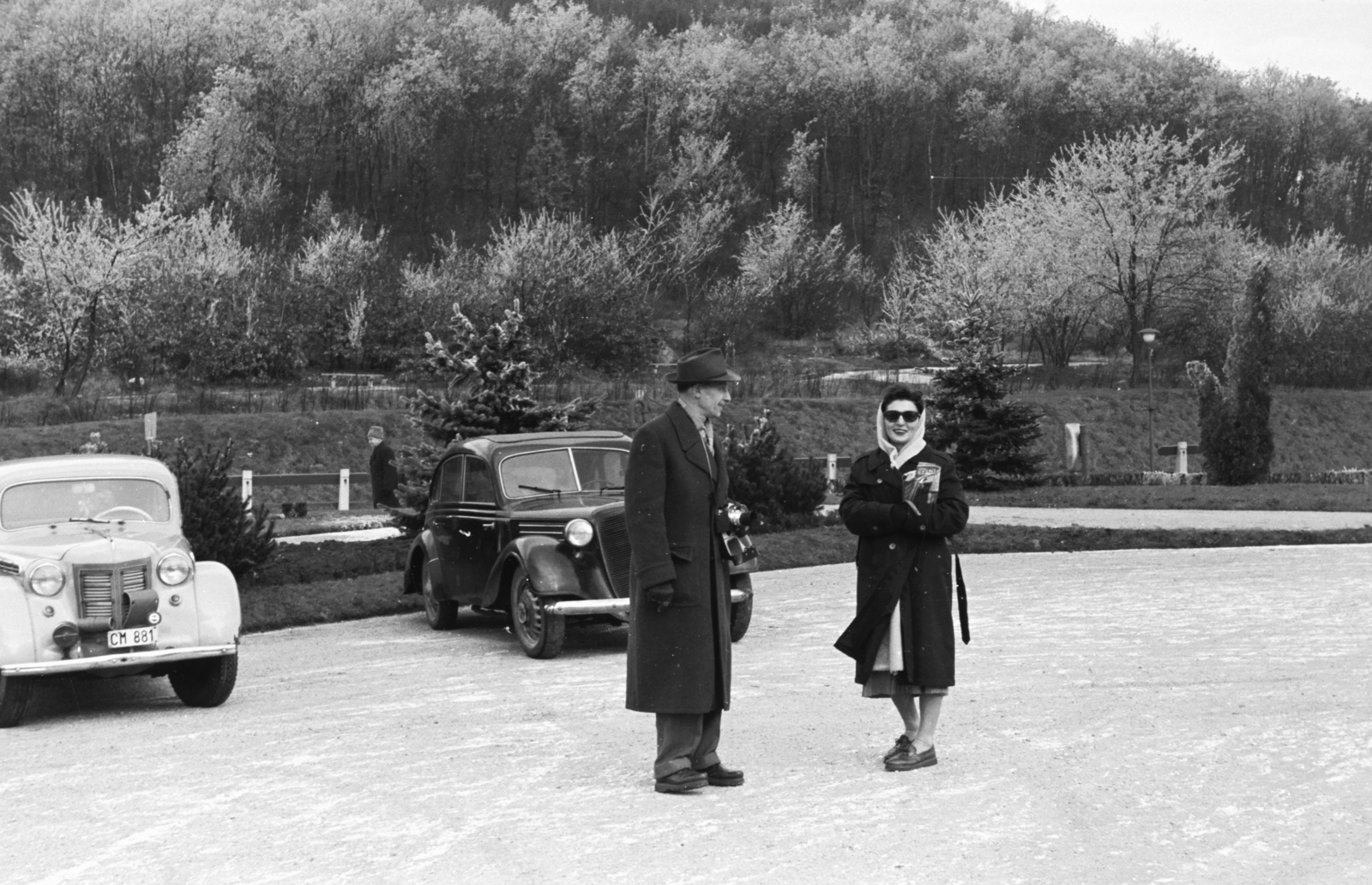 Hungary, Budapest II., a felvétel a Gyermekvasút (Úttörővasút), Szépjuhászné (Ságvári liget) állomásának közelében készült., 1957, Chuckyeager tumblr, Budapest, automobile, camera, number plate, newspaper, shades, coat, Fortepan #176386