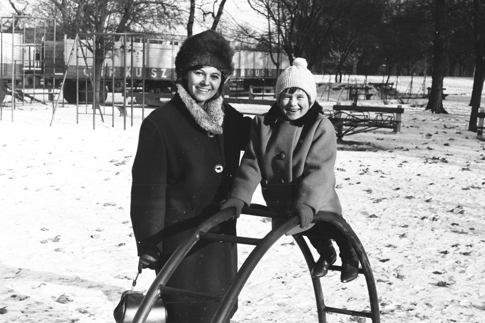 1970, Chuckyeager tumblr, playground, monkey bar, Fortepan #176389