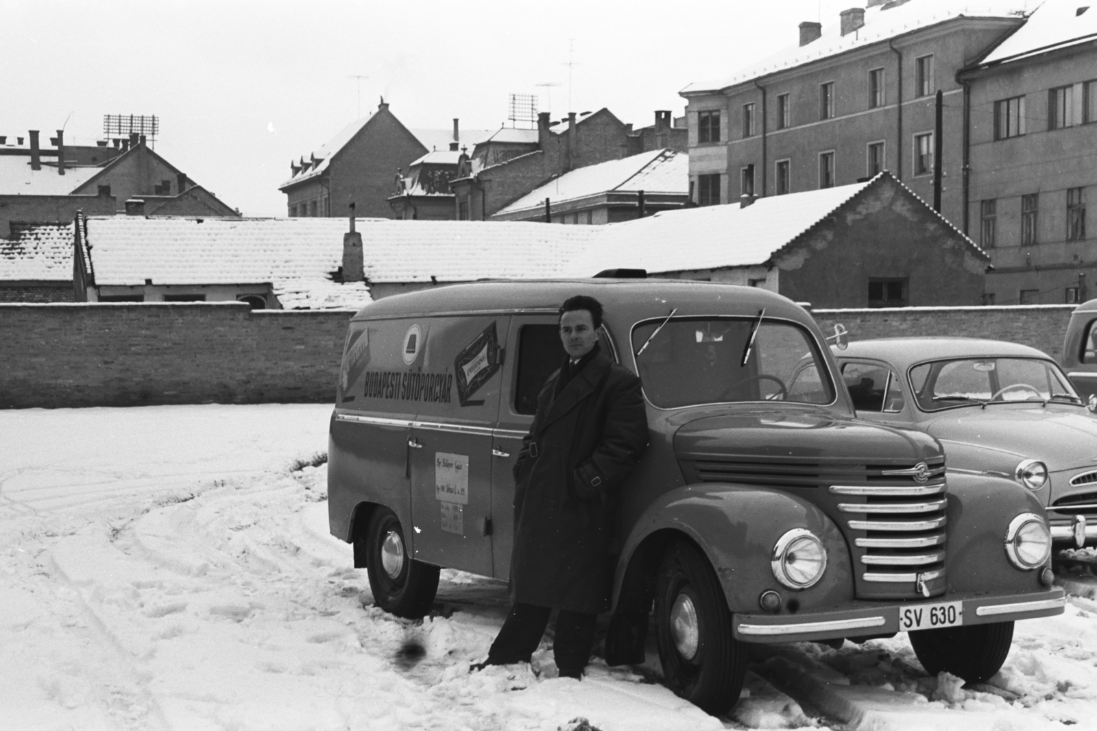 Magyarország, Győr, a Czuczor Gergely utca a Szent István út (Tanácsköztársaság útja) felől az Árpád út felé nézve., 1958, Chuckyeager tumblr, tél, hó, Skoda Octavia, Framo-márka, Fortepan #176400