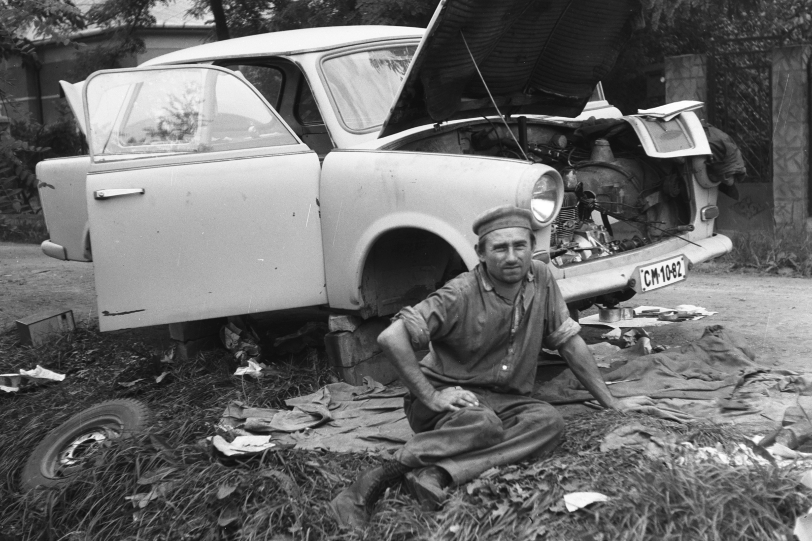 1978, Chuckyeager tumblr, Trabant-brand, number plate, assembly, sitting on the ground, Fortepan #176443
