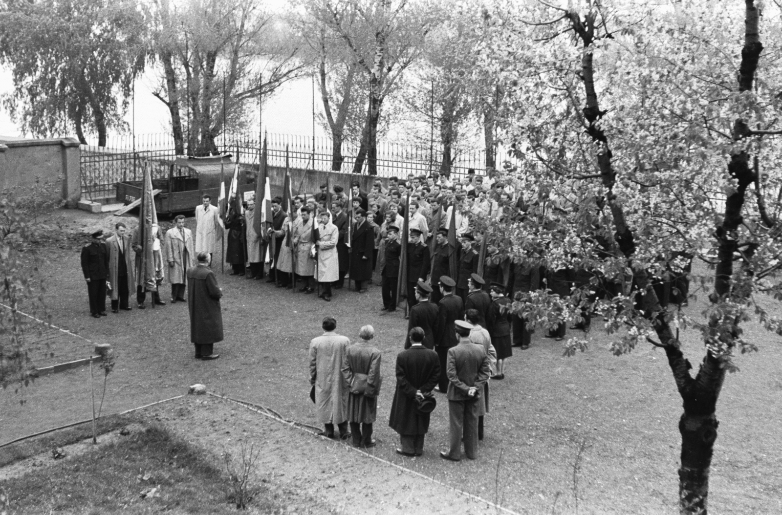 Hungary, Szolnok, Gutenberg tér, a Közlekedési Műszaki Egyetem (1952-1957) kollégiuma ideiglenes helyén, a Művésztelep egyik épületében.
, 1954, Chuckyeager tumblr, flag, trench coat, festive, uniform, student dorm, Fortepan #176454