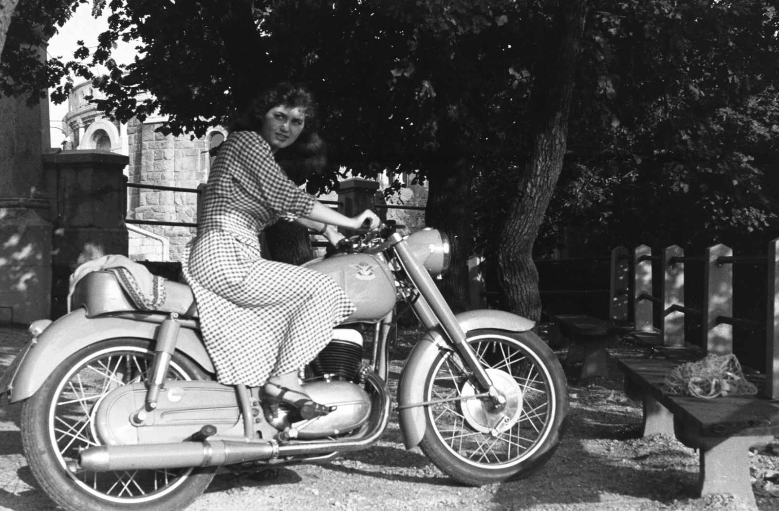 Hungary, Budapest XII., Jánoshegy, háttérben az Erzsébet-kilátó., 1965, Chuckyeager tumblr, string bag, Budapest, girls'n'cars, Fortepan #176462