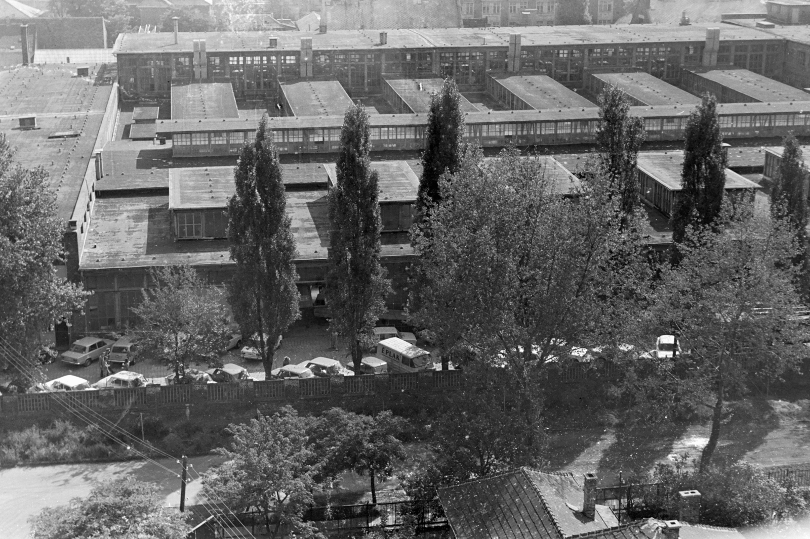 Magyarország, Budapest XIV., a Miskolci úti AFIT a Csáktornya utca 9. számú házból nézve, előtérben a Dorozsmai utca., 1973, Chuckyeager tumblr, Budapest, Fortepan #176476