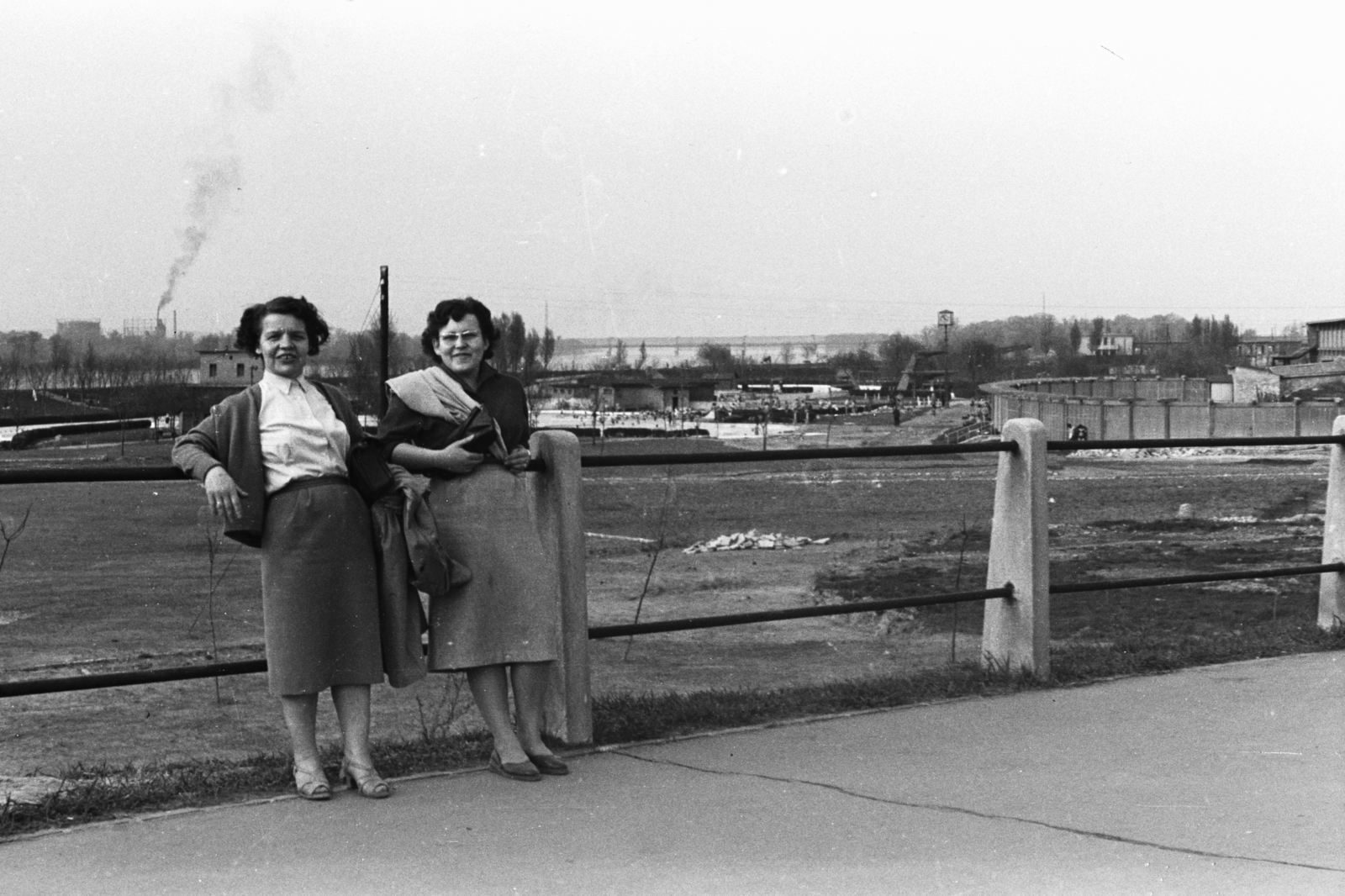 Hungary, Budapest XIII., a Dagály (Szabadság) fürdő az Árpád híd Népfürdő utcai lehajtójáról nézve, távolban az Újpesti vasúti híd., 1959, Chuckyeager tumblr, Budapest, Fortepan #176480