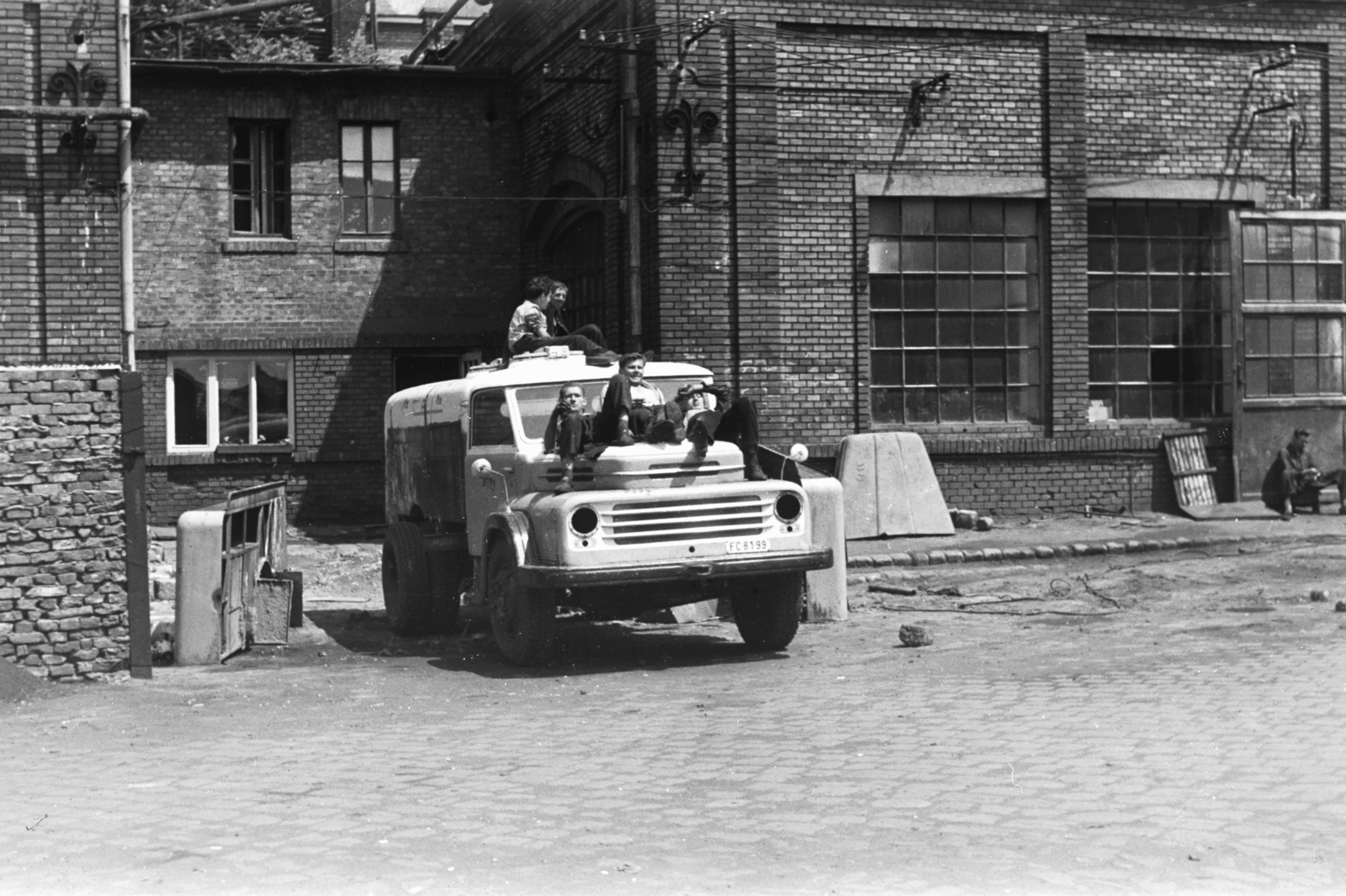 Hungary, Budapest X., Halom utca 42, a Tejipari Szállítási Szolgáltató és Készletező Vállalat gépjárműjavító telepe., 1959, Chuckyeager tumblr, Csepel-brand, Csepel D450, Budapest, Fortepan #176481