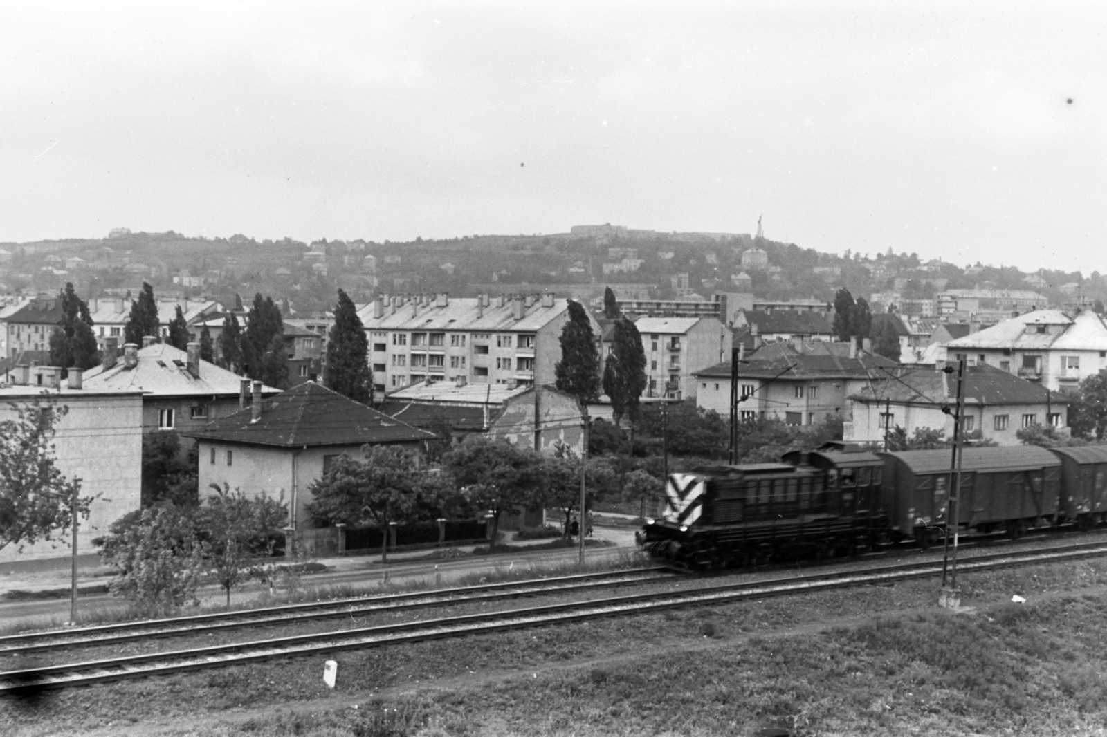 Hungary, Budapest XI., vasútvonal a Hamzsabégi útnál. Szemben a Daróczi út - Karolina út - Bocskai út közötti házak felett a Gellért-hegy látszik., 1966, Chuckyeager tumblr, rail, MÁV M44 series, Budapest, Fortepan #176484