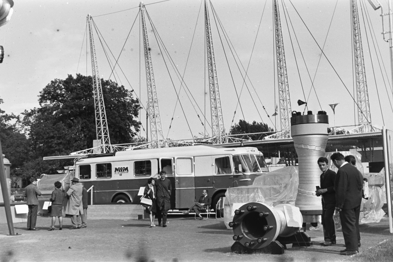 Hungary, Budapest XIV., az esztergomi Labor Műszeripari Művek, Ikarus-karosszériára épített, ásványolajipari termékek minőségi vizsgálatára szolgáló mozgó laboratóriuma., 1965, Chuckyeager tumblr, Ikarus 620, Budapest, Fortepan #176487