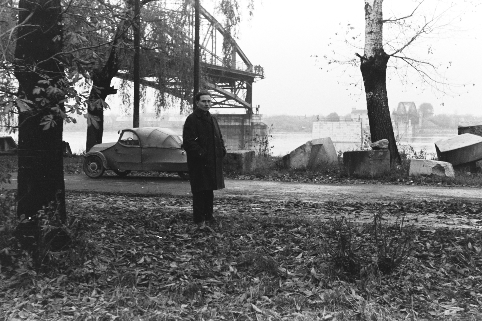Hungary, Esztergom, Duna-part a Mária Valéria hídnál., 1964, Chuckyeager tumblr, Velorex-brand, Fortepan #176500