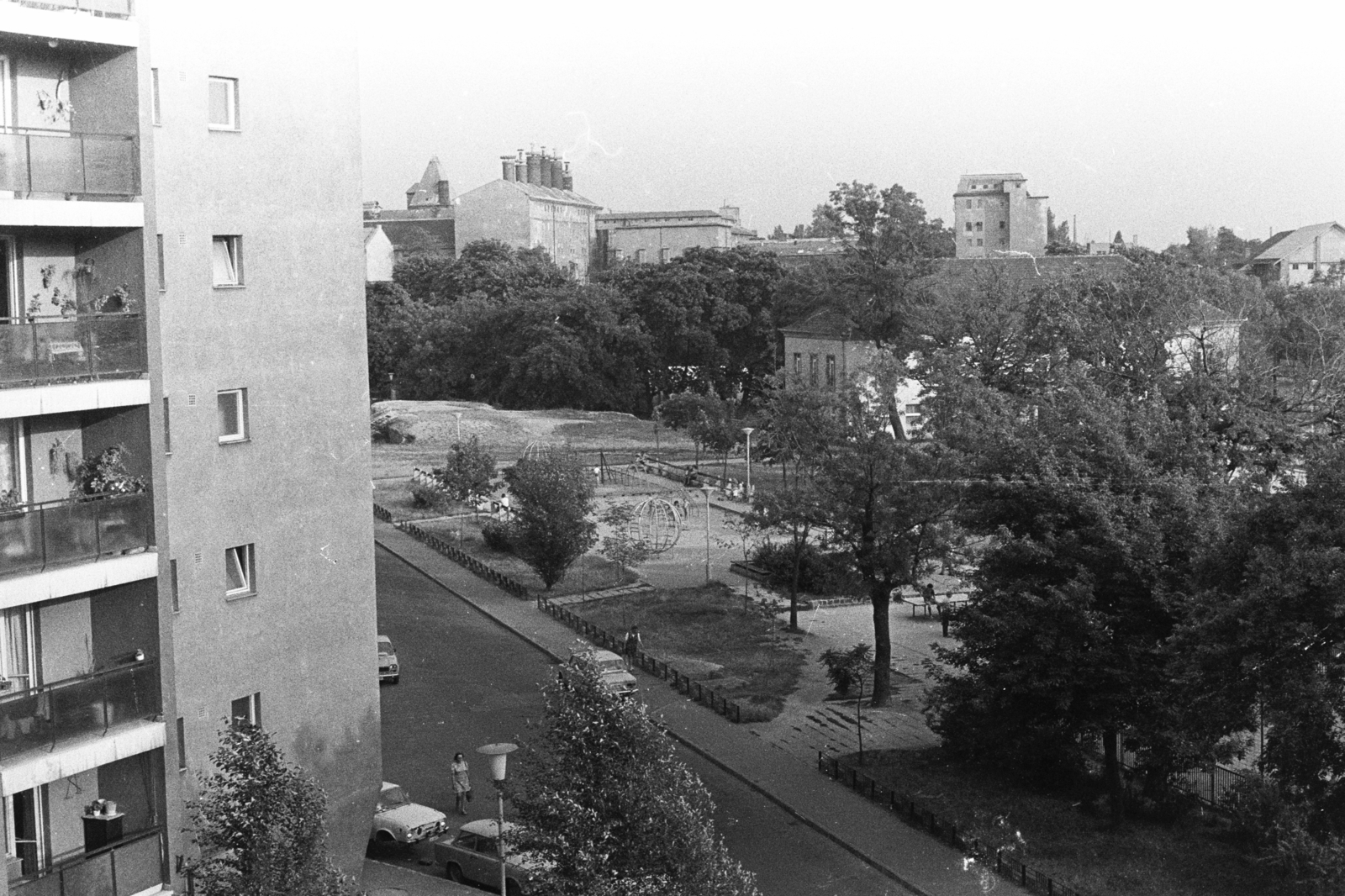 Hungary, Budapest X., kilátás a Körösi Csoma Sándor út 35-37. számú házból a Rottenbiller Park és a Kőbányai Sőrgyár felé., 1972, Chuckyeager tumblr, Budapest, Fortepan #176517