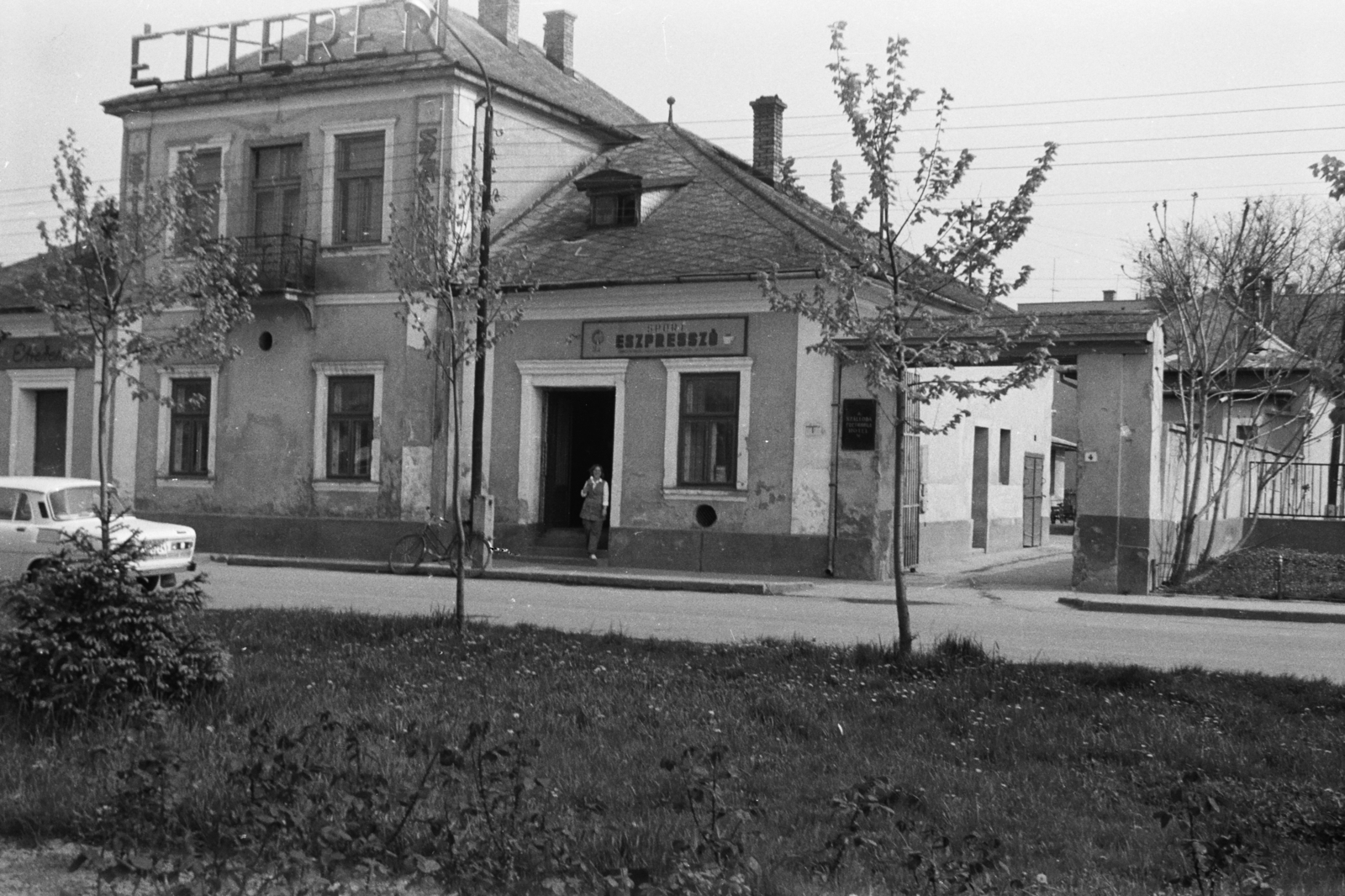 Magyarország, Törökszentmiklós, Kossuth tér 4., polgárház, később a Polgári Kör, majd az Iparoskör épülete., 1970, Chuckyeager tumblr, Skoda 100, kerékpár, Fortepan #176538