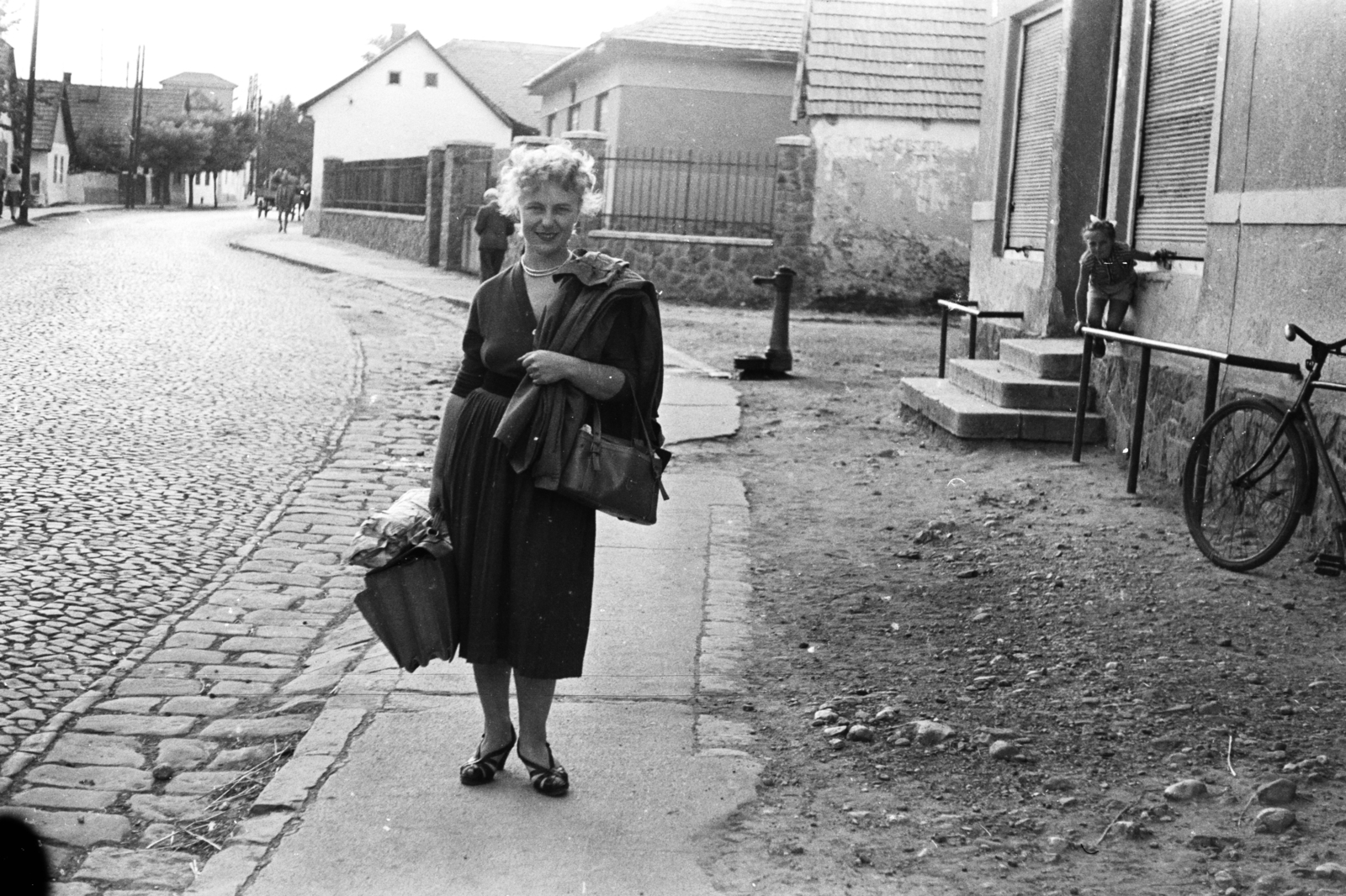 Hungary, Pomáz, Kossuth Lajos utca, szemben jobbra a Nikola Tesla (Fecske) utca torkolata., 1960, Chuckyeager tumblr, bicycle, briefcase, handbag, Fortepan #176543