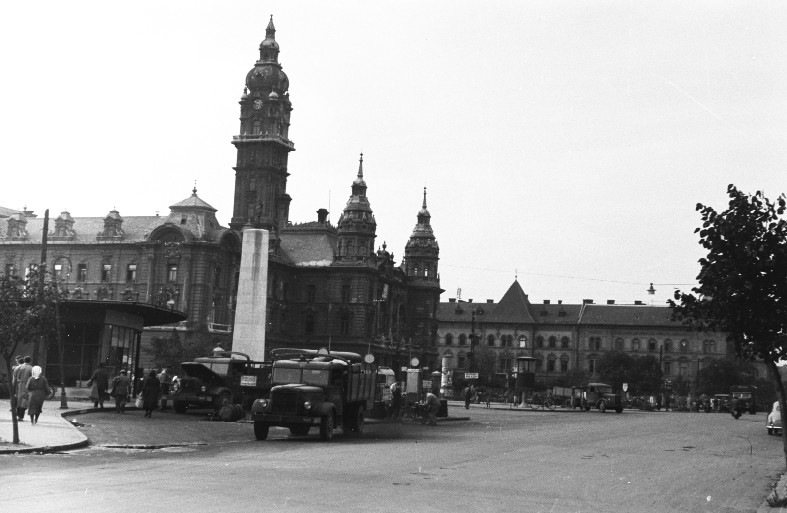 Magyarország, Győr, Szent István (Sztálin) út, benzinkút az IBUSZ pavilon előtt. Háttérben a szovjet emlékmű mögött a Baross Gábor (Lenin) út és a Városháza., 1957, Chuckyeager tumblr, Csepel B-350/D-350, Fortepan #176555