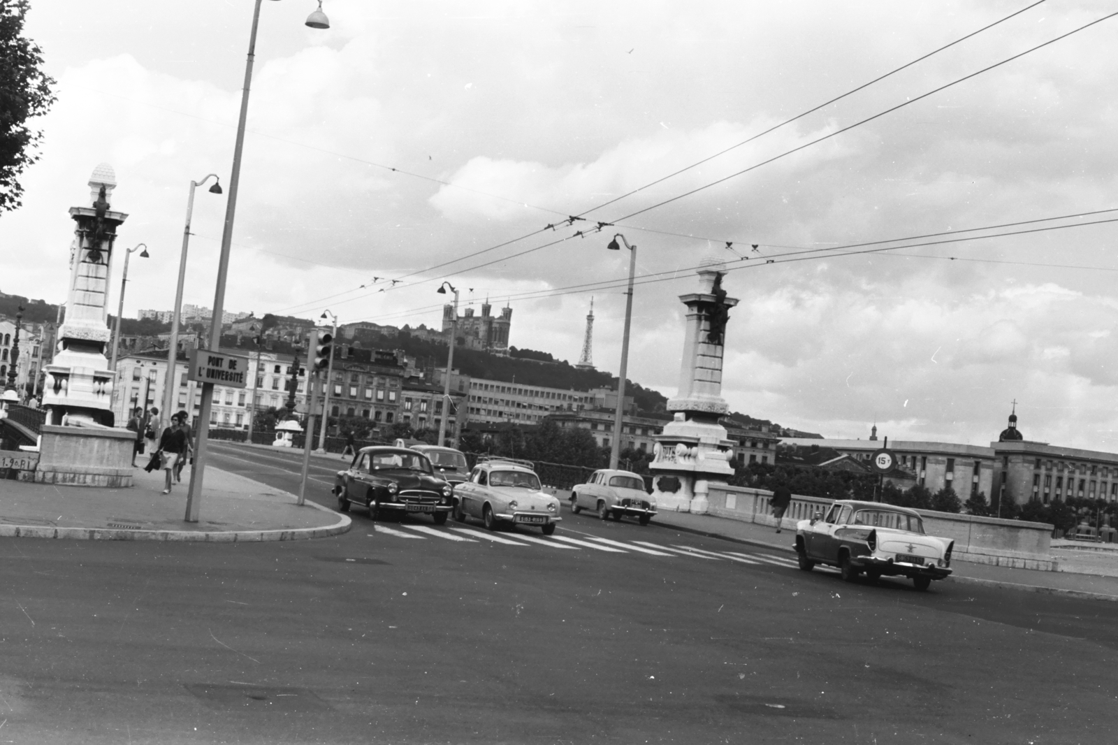 Franciaország, Lyon, a Pont de l'Université a Rue de l'Université felől nézve, a háttérben a dombon a Notre-Dame de Fourvière bazilika., 1963, Chuckyeager tumblr, gyalogátkelő, Fortepan #176560