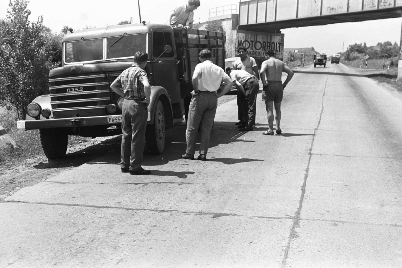 Hungary, Pécs, Pécsváradi út, vasútvonal a 6-os főút felett az Őrmezei út közelében., 1964, Chuckyeager tumblr, passenger, car repair, Fortepan #176574