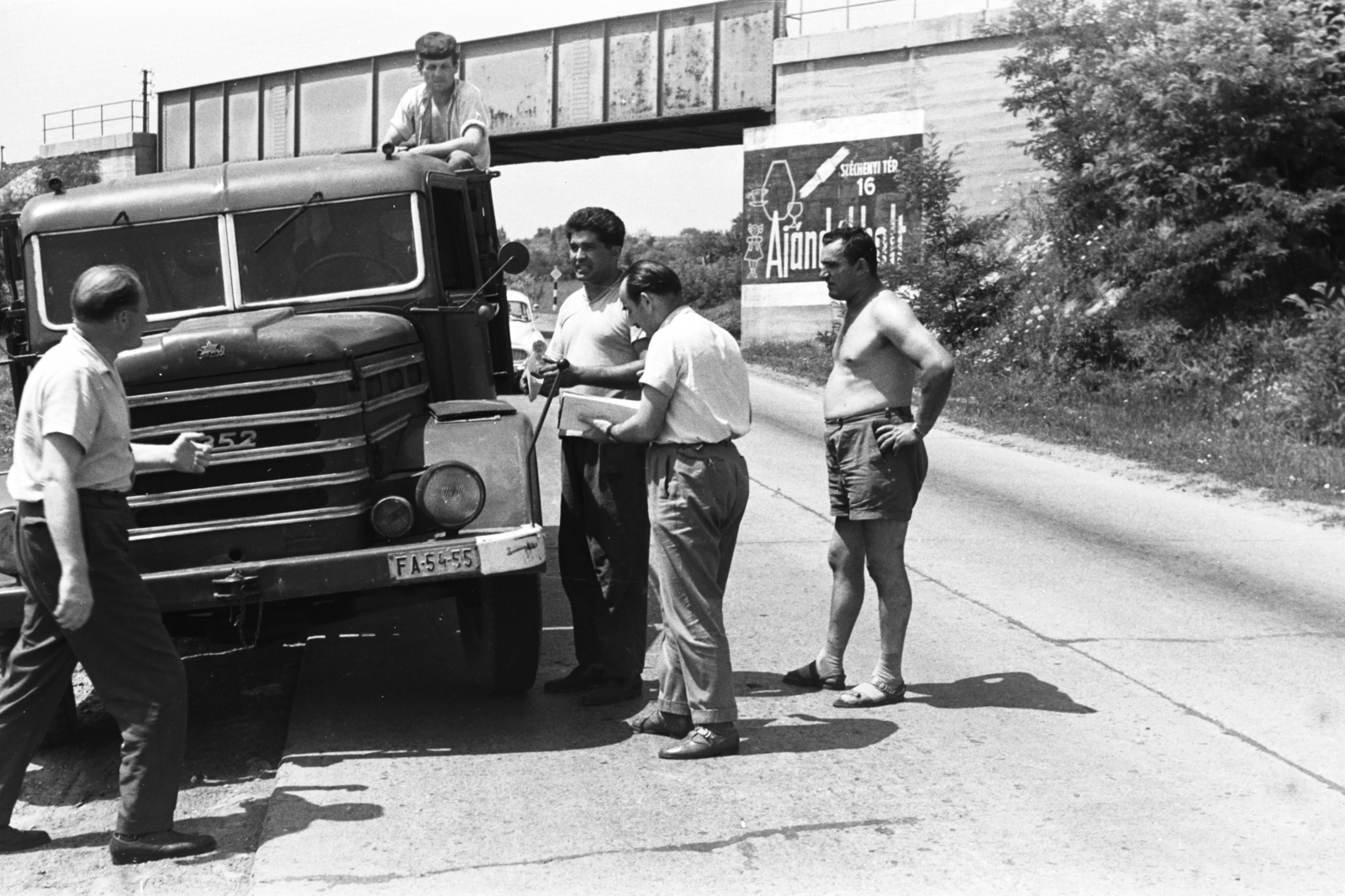 Hungary, Pécs, Pécsváradi út, vasútvonal a 6-os főút felett az Őrmezei út közelében., 1964, Chuckyeager tumblr, passenger, number plate, Fortepan #176575
