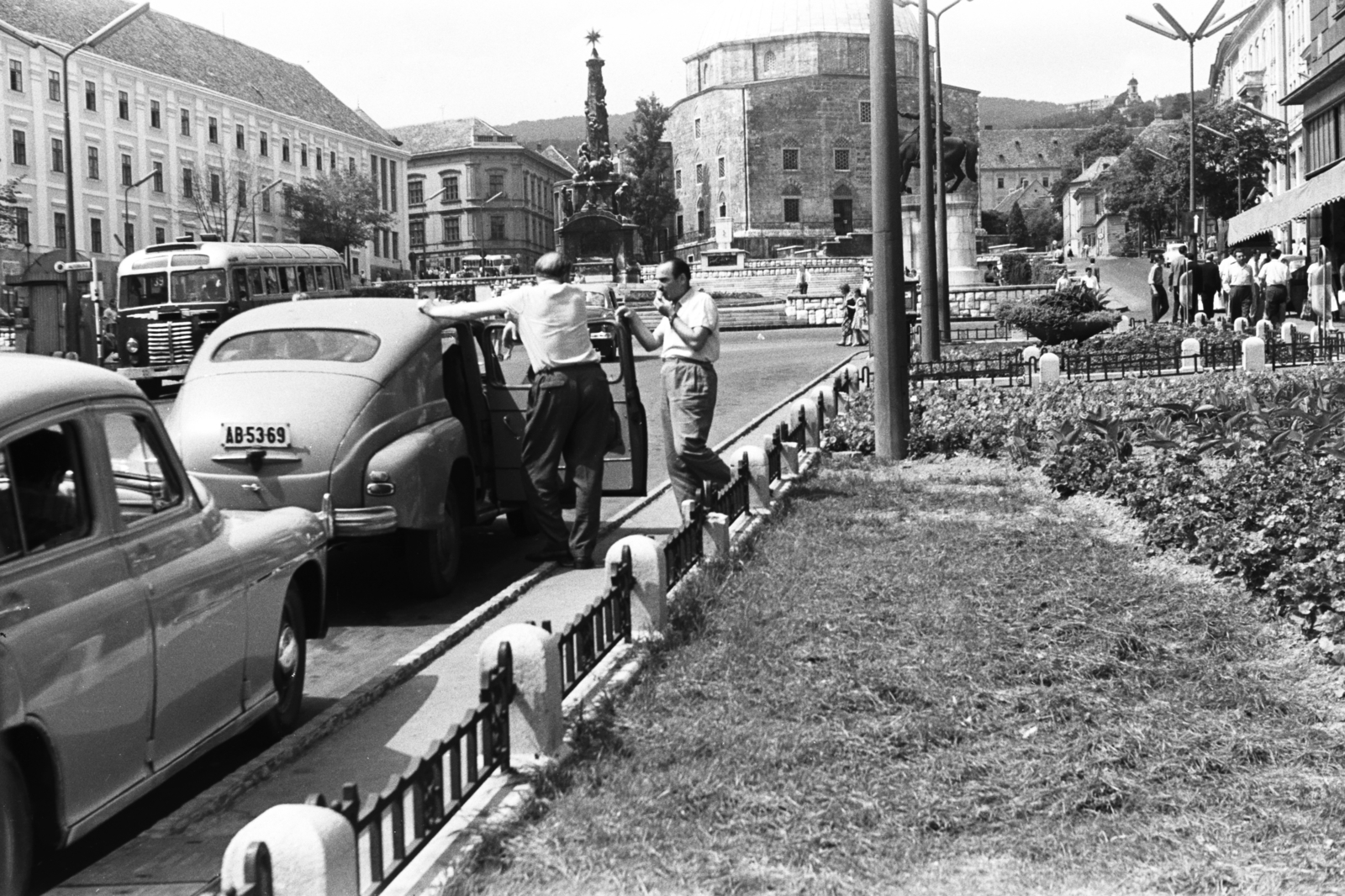 Hungary, Pécs, Széchenyi tér, szemben a Szentháromság-szobor és a Dzsámi., 1964, Chuckyeager tumblr, Fortepan #176576