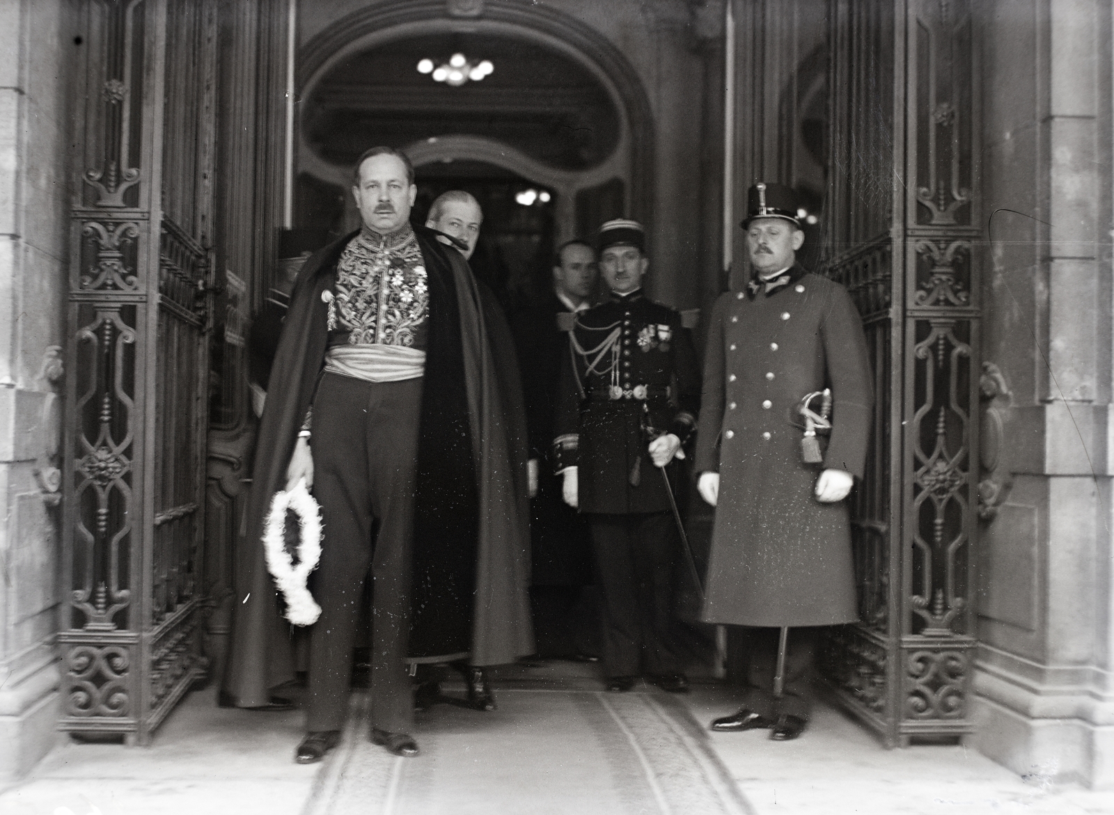Hungary, Budapest I., a Királyi Palota (később Budavári Palota), a felvétel a Krisztinavárosi-szárny Nagy udvar felőli bejáratánál készült.  Később az Országos Széchényi Könyvtár költözött ebbe a palotarészbe. Előtérben balról Pierre-Étienne Flandin, Aymar de Senneville őrnagy, budapesti francia katonai attasé, vitéz alsóviszokai Gerlóczy Gábor a kormányzó (egyik) szárnysegéde., 1938, Bojár Sándor, Budapest, celebrity, Fortepan #177006