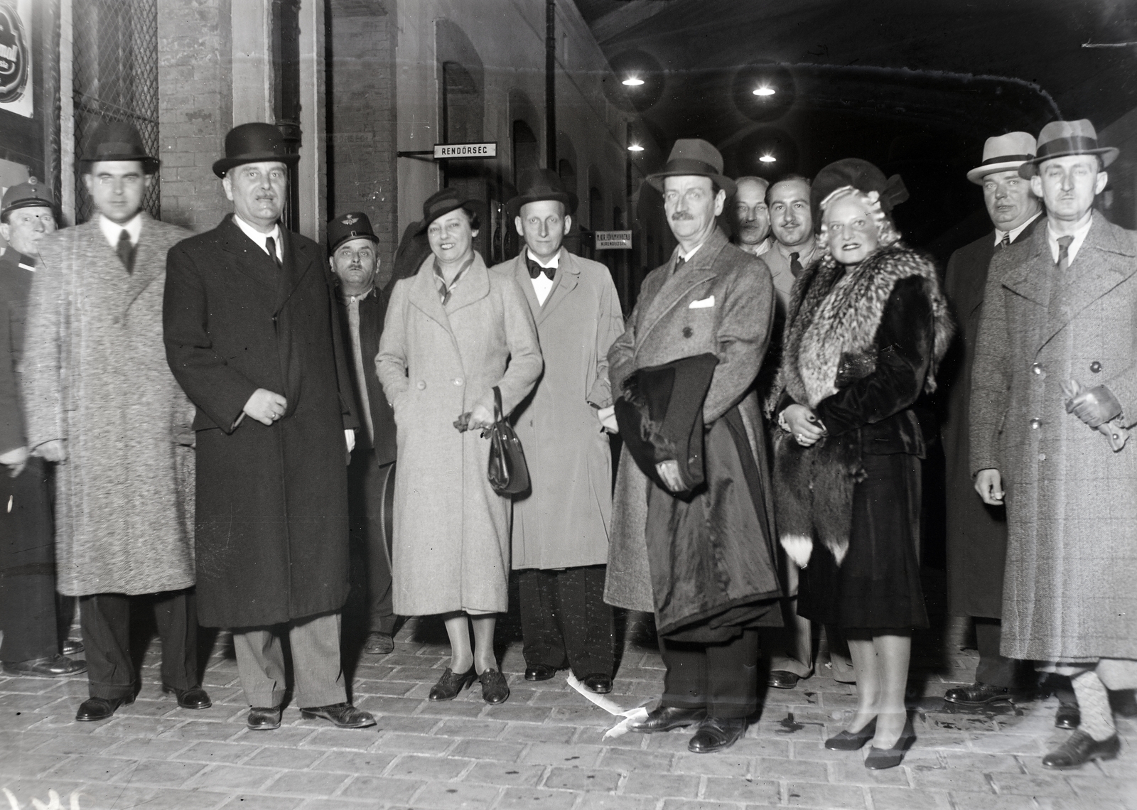 Hungary, Budapest, Pierre Nouveau (karján felöltő), Cannes város polgármesterének fogadása. Balra, sötét kabátban Schuler Dezső alpolgármester, hátul, csokornyakkendőben Dr. Markos Béla, a Székesfővárosi Idegenforgalmi Hivatal igazgatója., 1938, Bojár Sándor, tableau, fur, Fortepan #177008